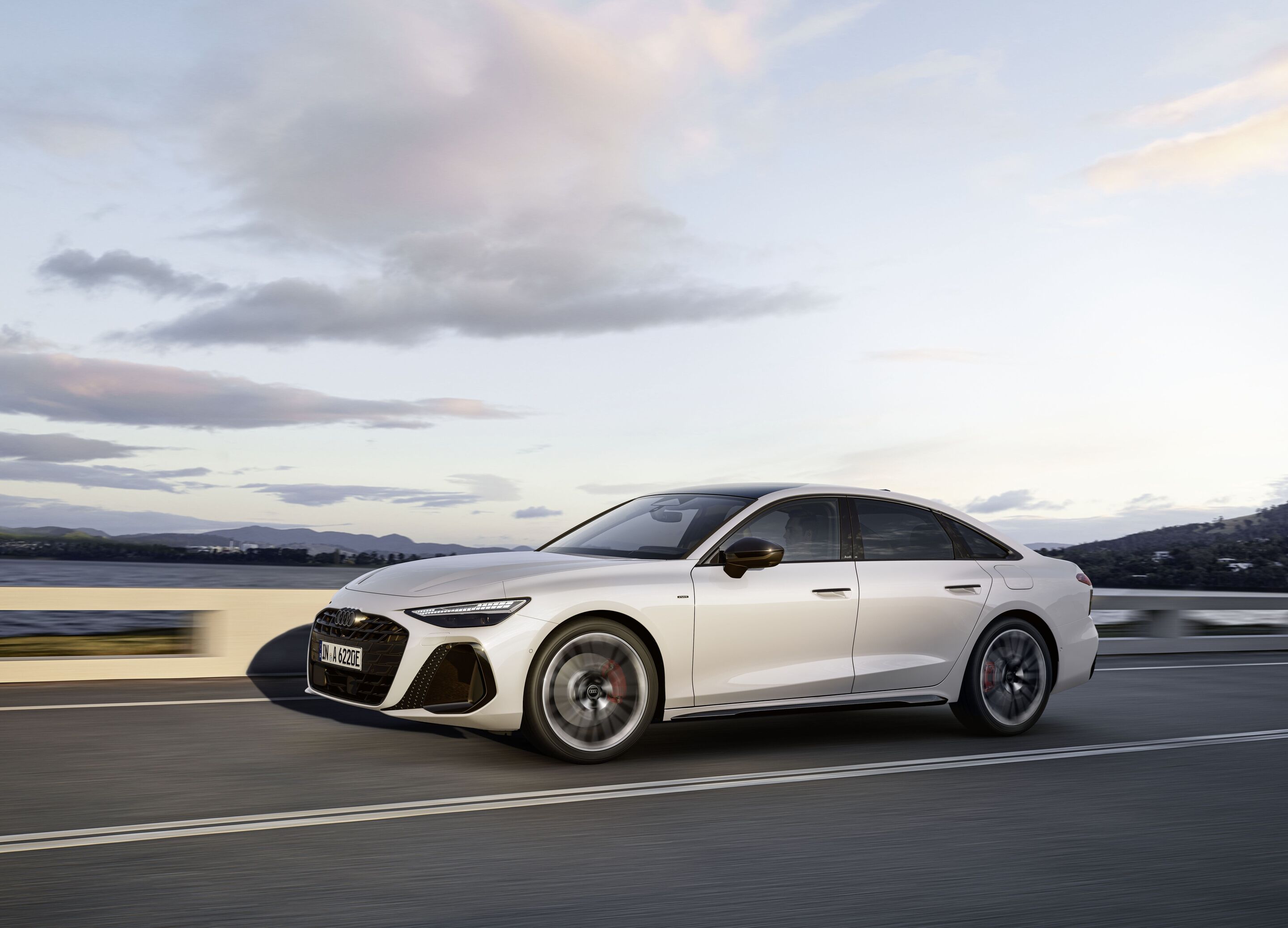 Audi A6 Limousine e-hybrid quattro - Fahraufnahme,
Farbe: Gletscherweiß