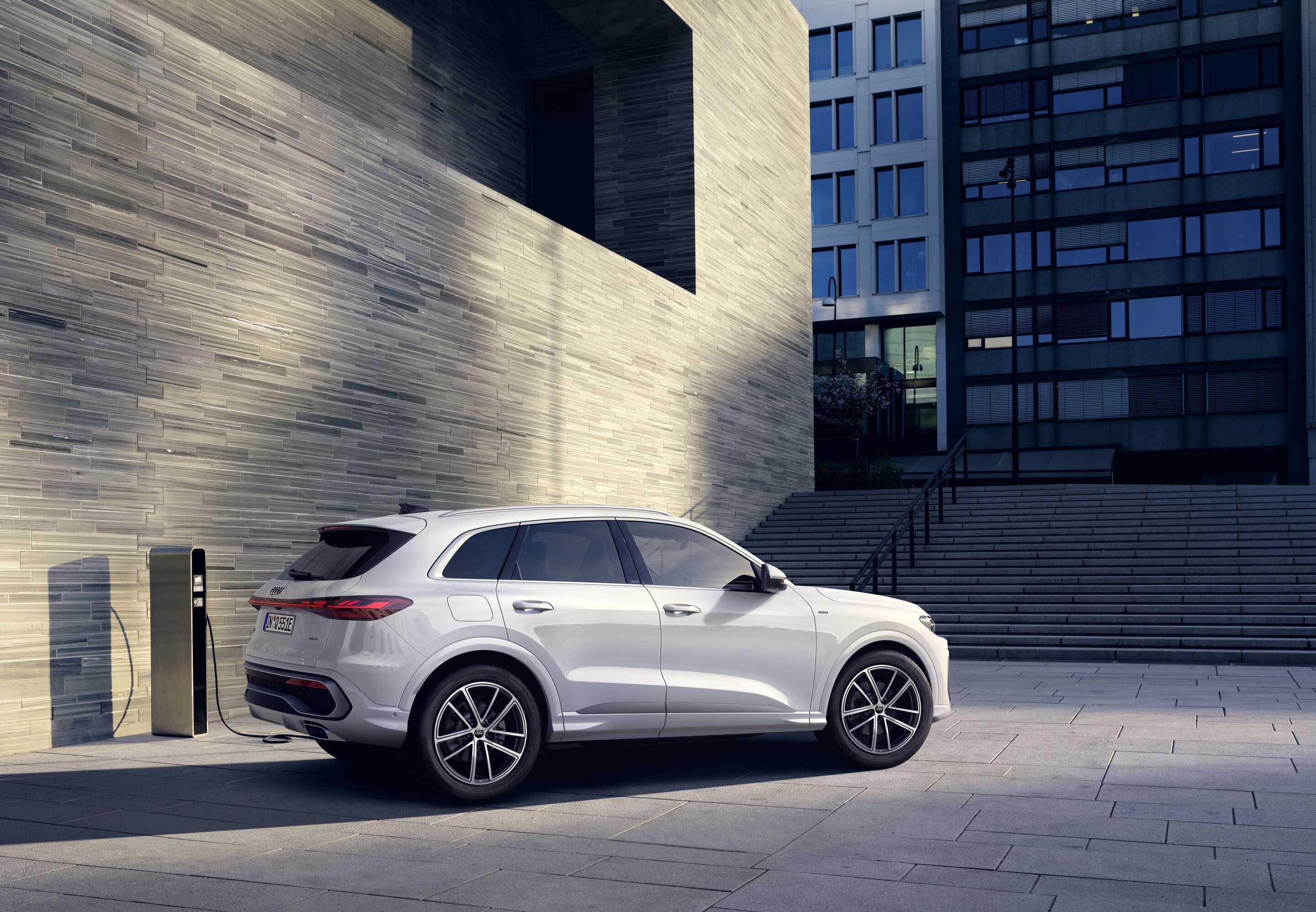 Audi Q5 SUV e-hybrid - Standaufnahme,
Farbe: Gletscherweiß
