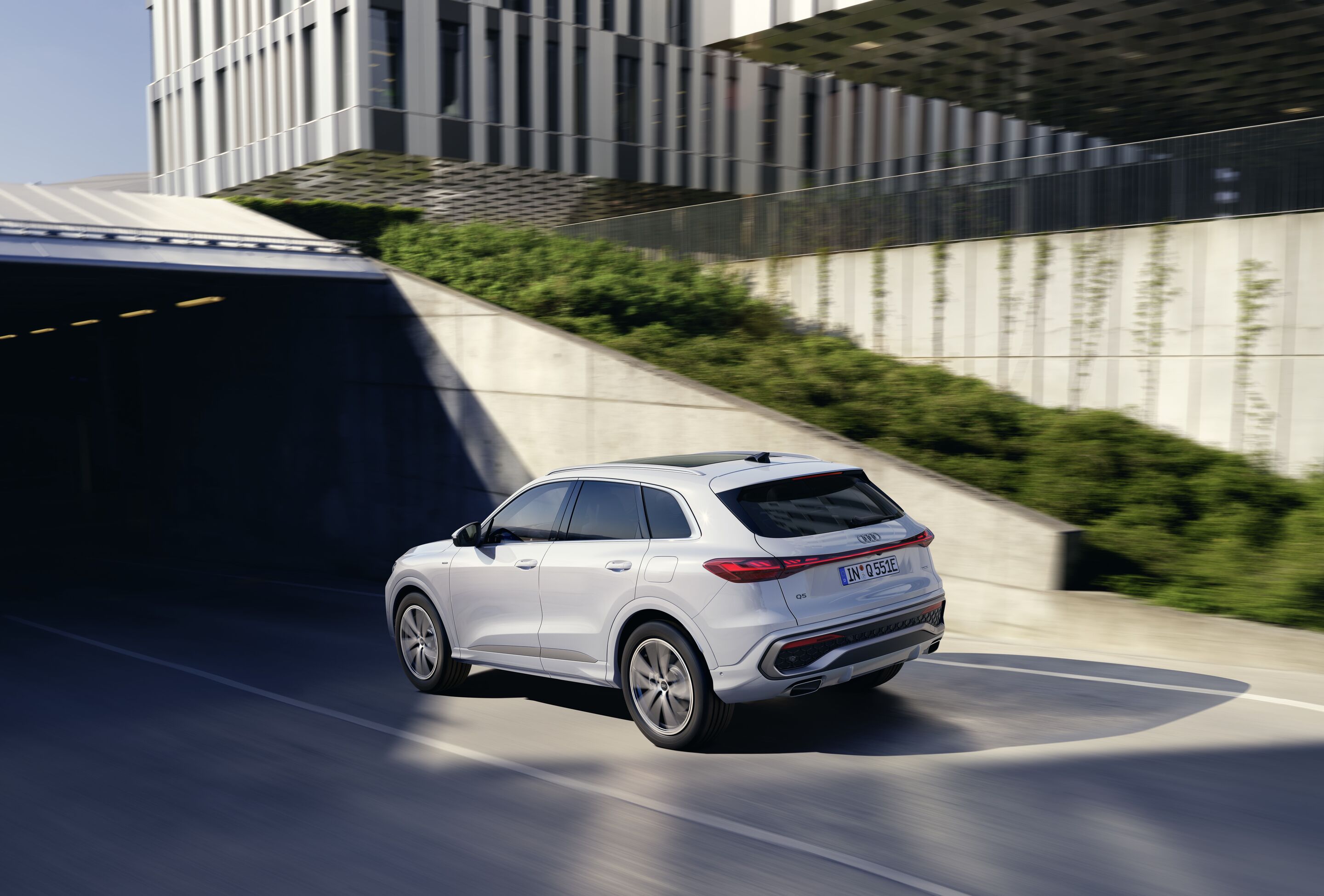 Audi Q5 SUV e-hybrid - Fahraufnahme,
Farbe: Gletscherweiß