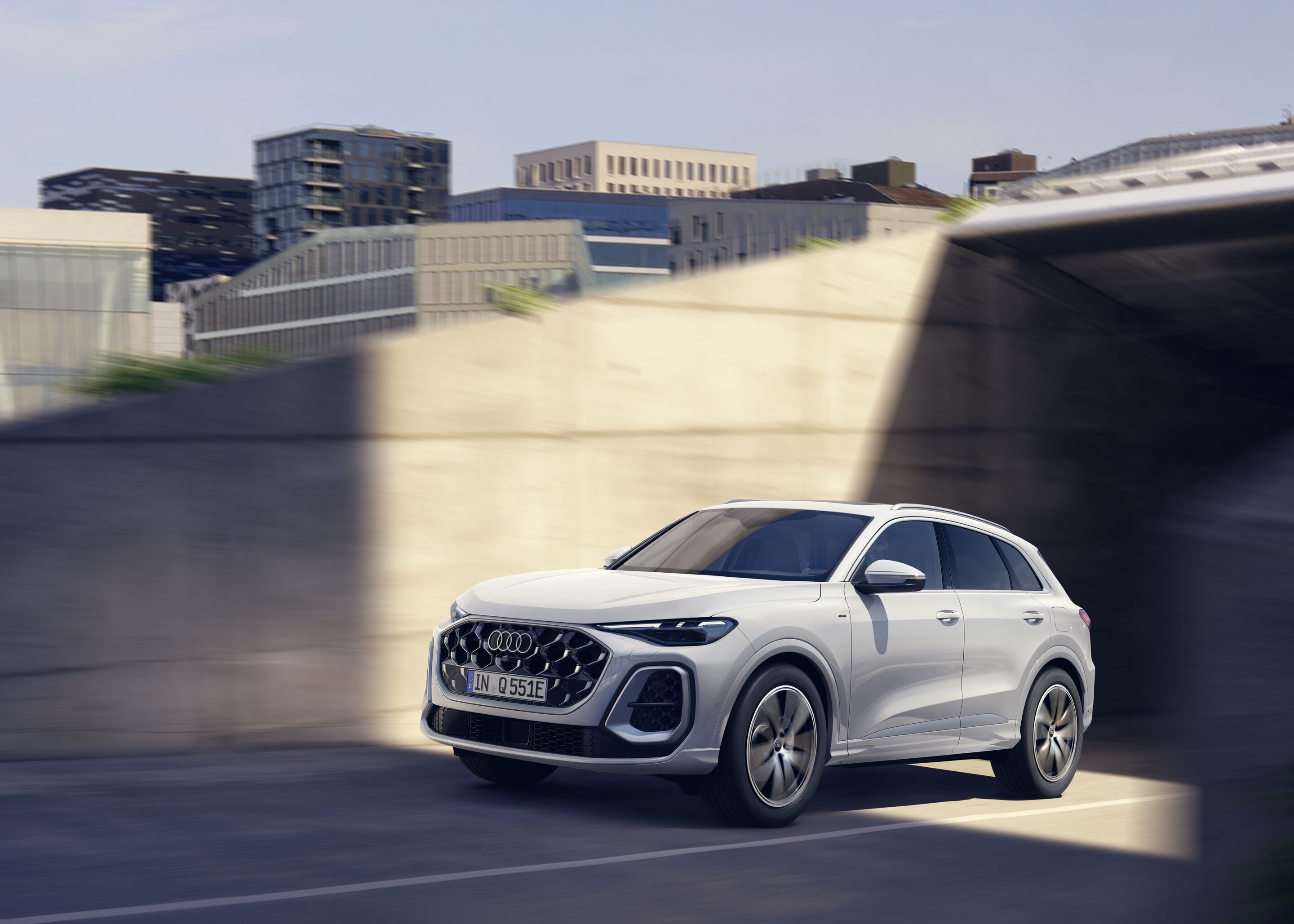 Audi Q5 SUV e-hybrid - Fahraufnahme,
Farbe: Gletscherweiß