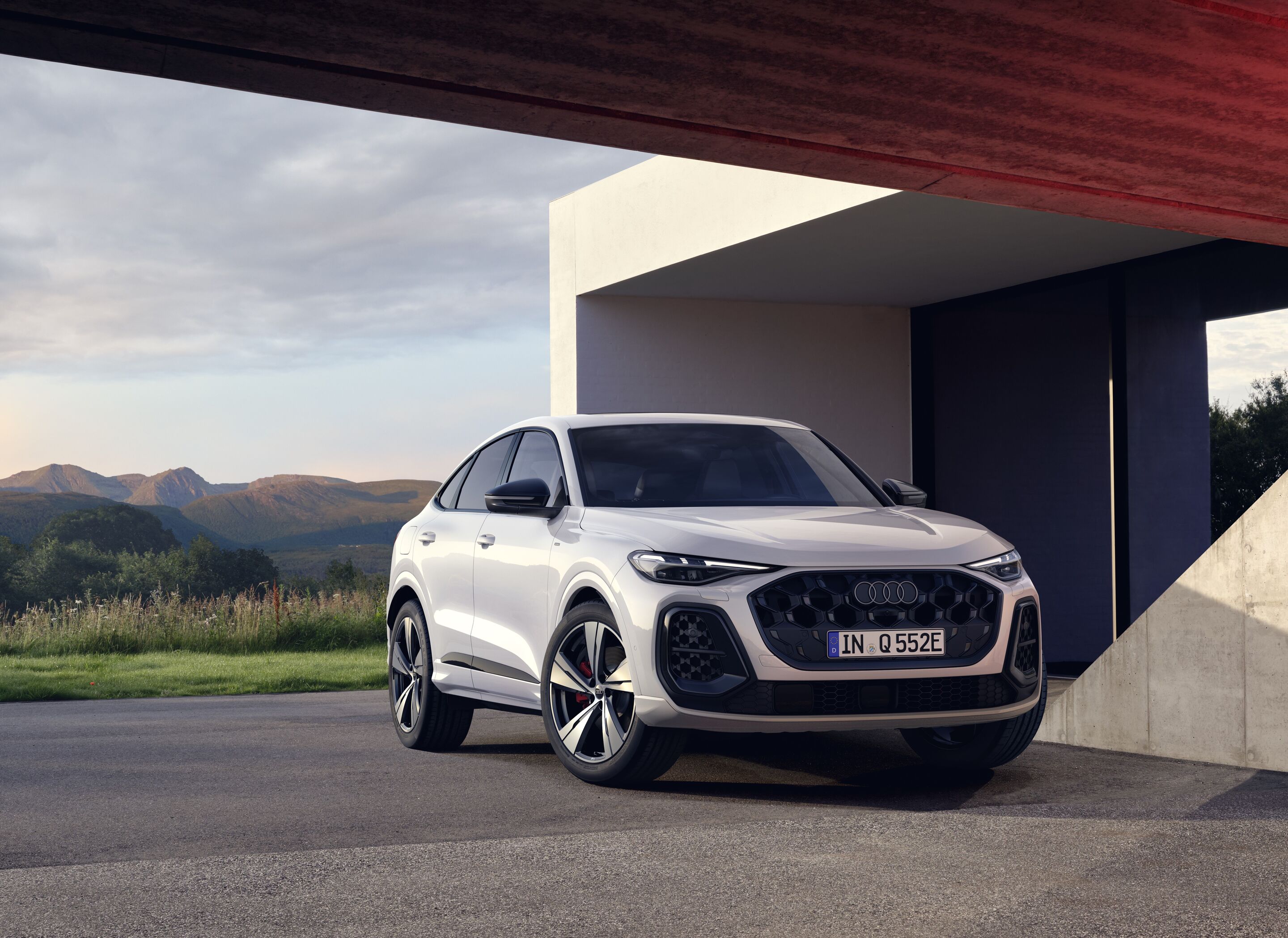 Audi Q5 Sportback e-hybrid - Standaufnahme,
Farbe: Gletscherweiß
