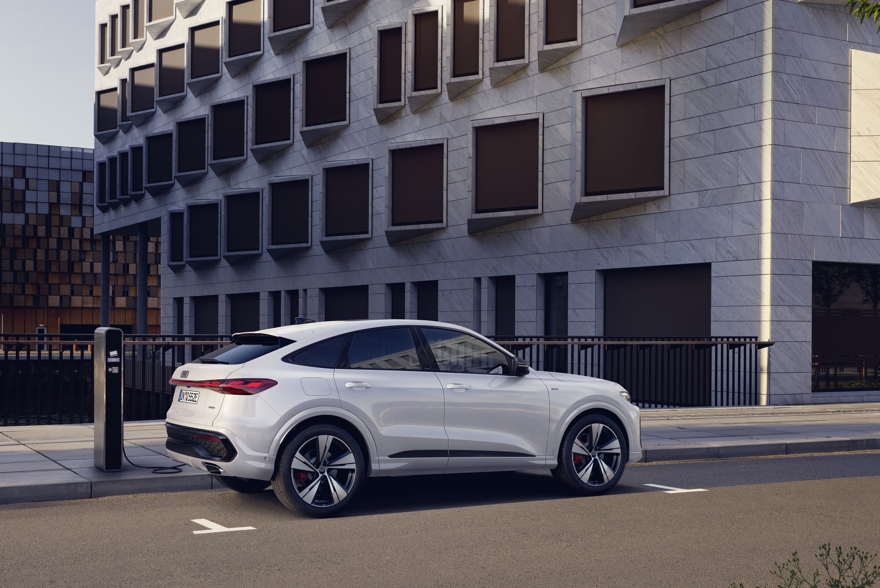 Audi Q5 Sportback e-hybrid - Standaufnahme,
Farbe: Gletscherweiß