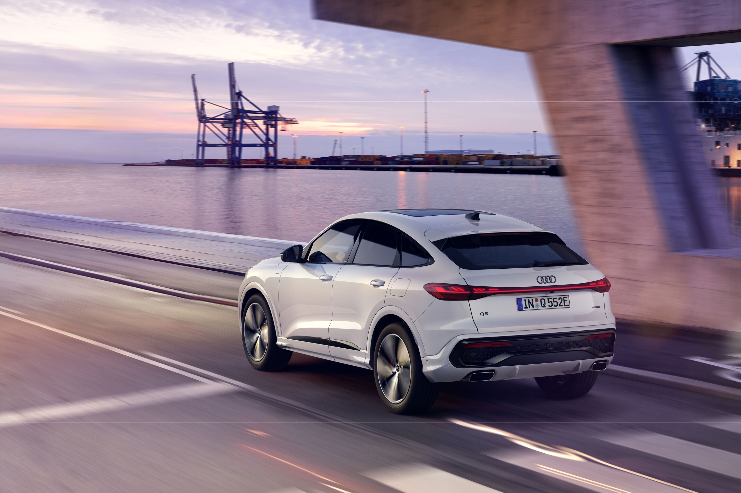 Audi Q5 Sportback e-hybrid - Fahraufnahme,
Farbe: Gletscherweiß