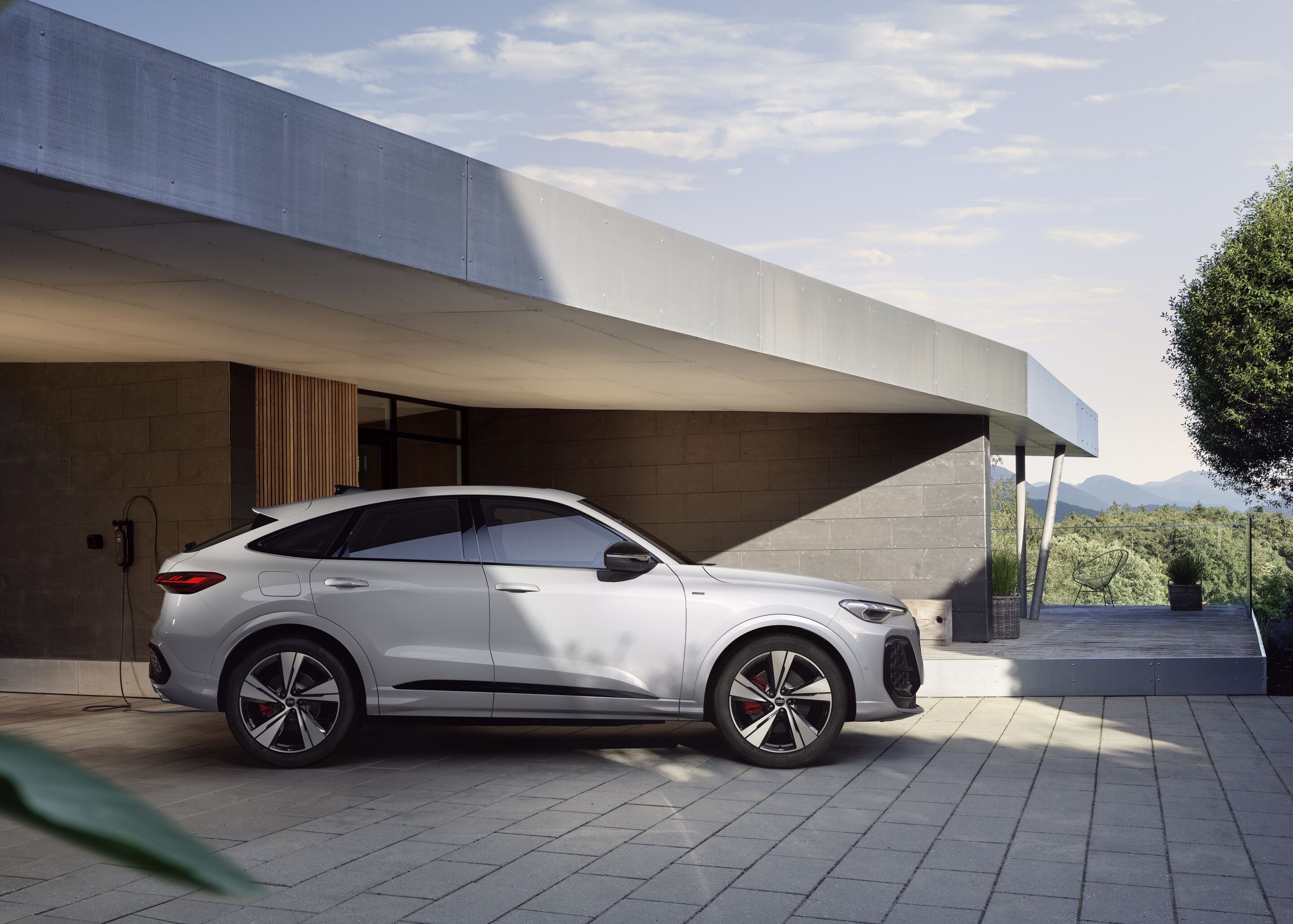 Audi Q5 Sportback e-hybrid - Standaufnahme,
Farbe: Gletscherweiß
