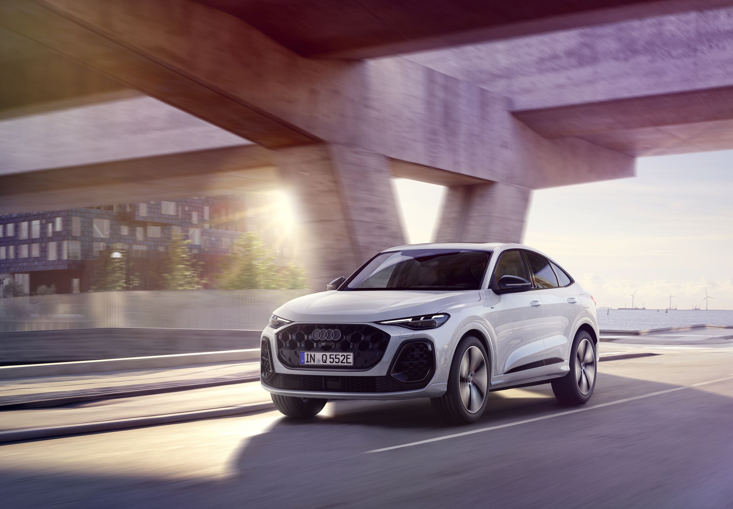 Audi Q5 Sportback e-hybrid - Standaufnahme,
Farbe: Gletscherweiß