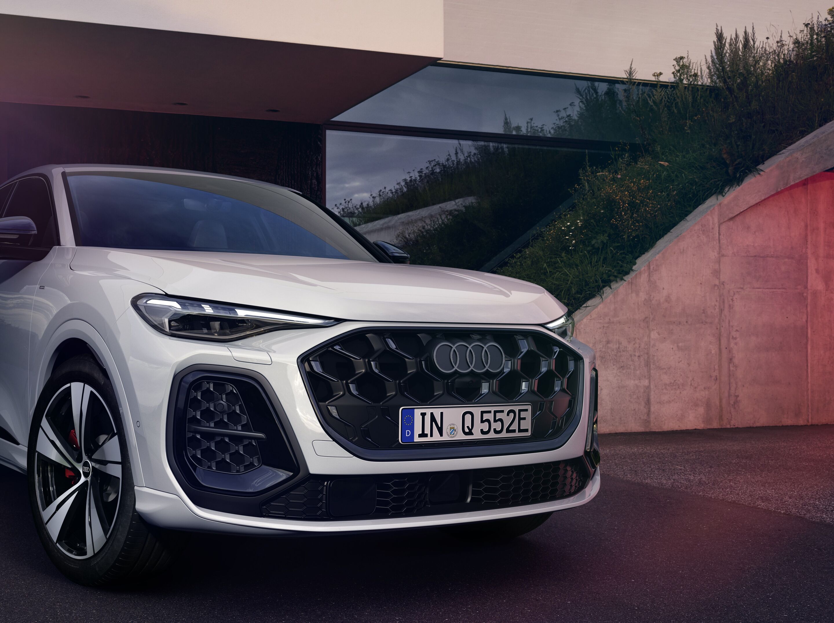 Audi Q5 Sportback e-hybrid - Standaufnahme,
Farbe: Gletscherweiß