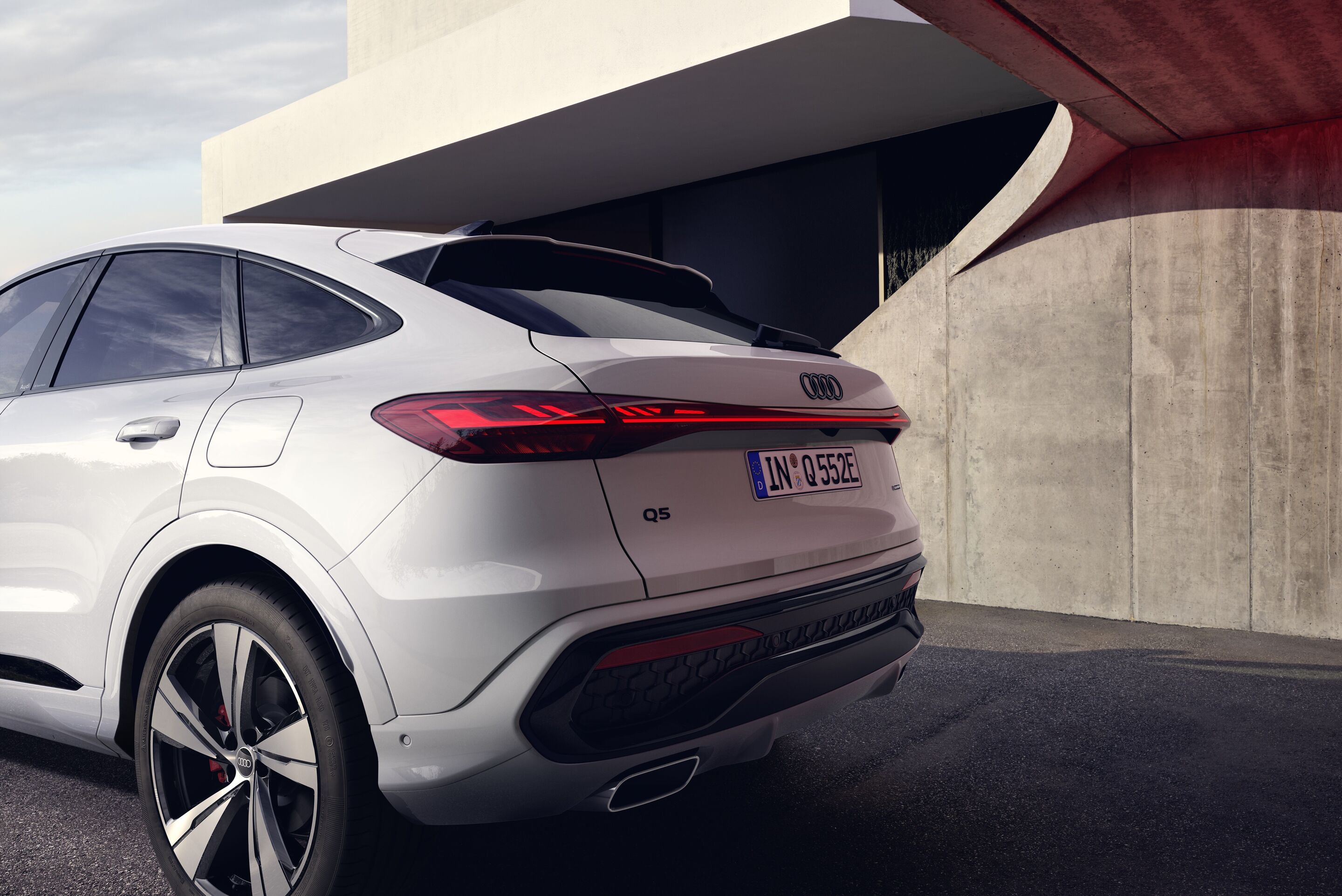 Audi Q5 Sportback e-hybrid - Detail,
Farbe: Gletscherweiß