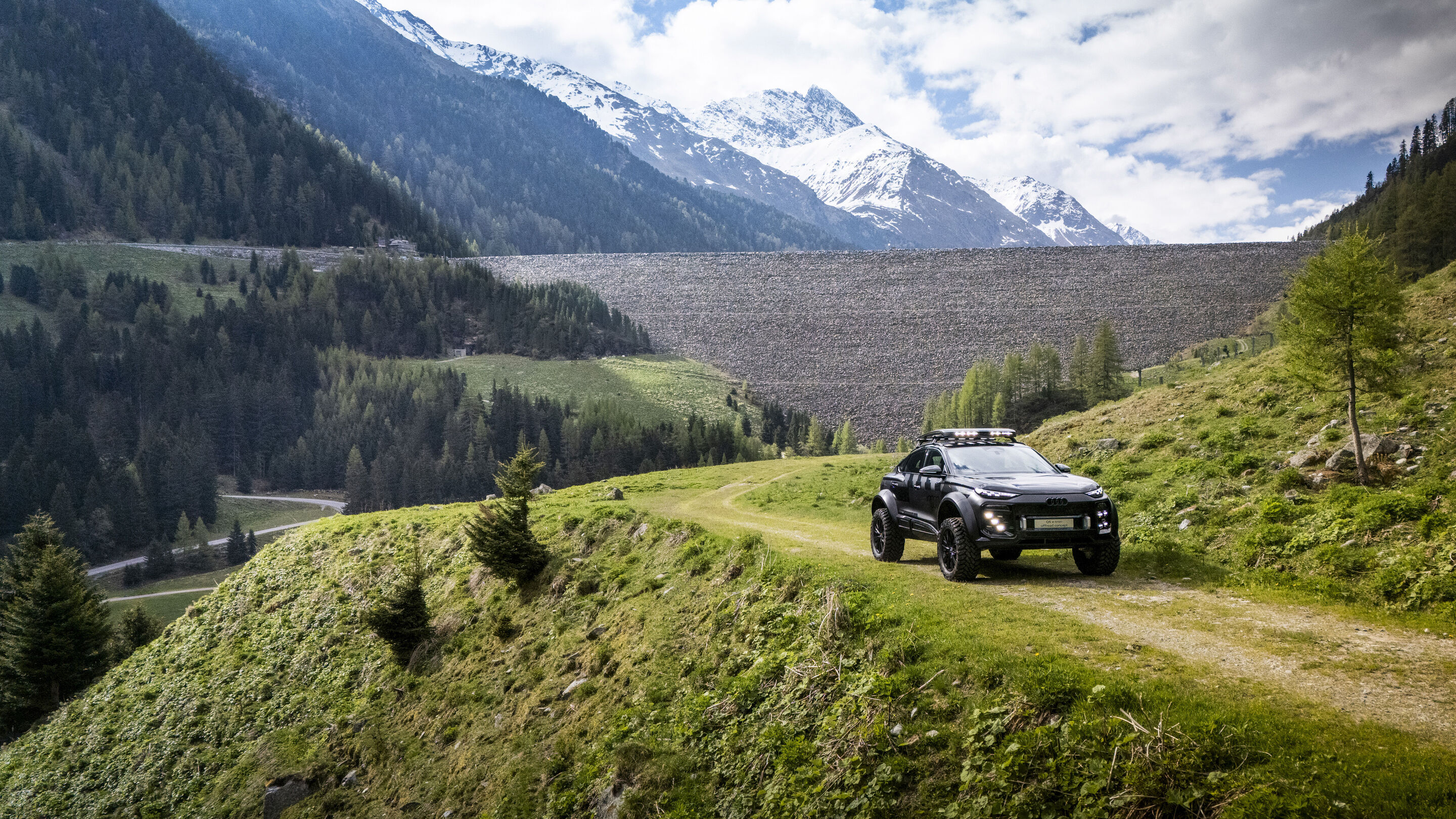 Audi Q6 e-tron offroad concept im Kaunertal - Fahraufnahme im Kaunertal, Österreich
Farbe: Mythosschwarz Metallic, spezielle Folierung