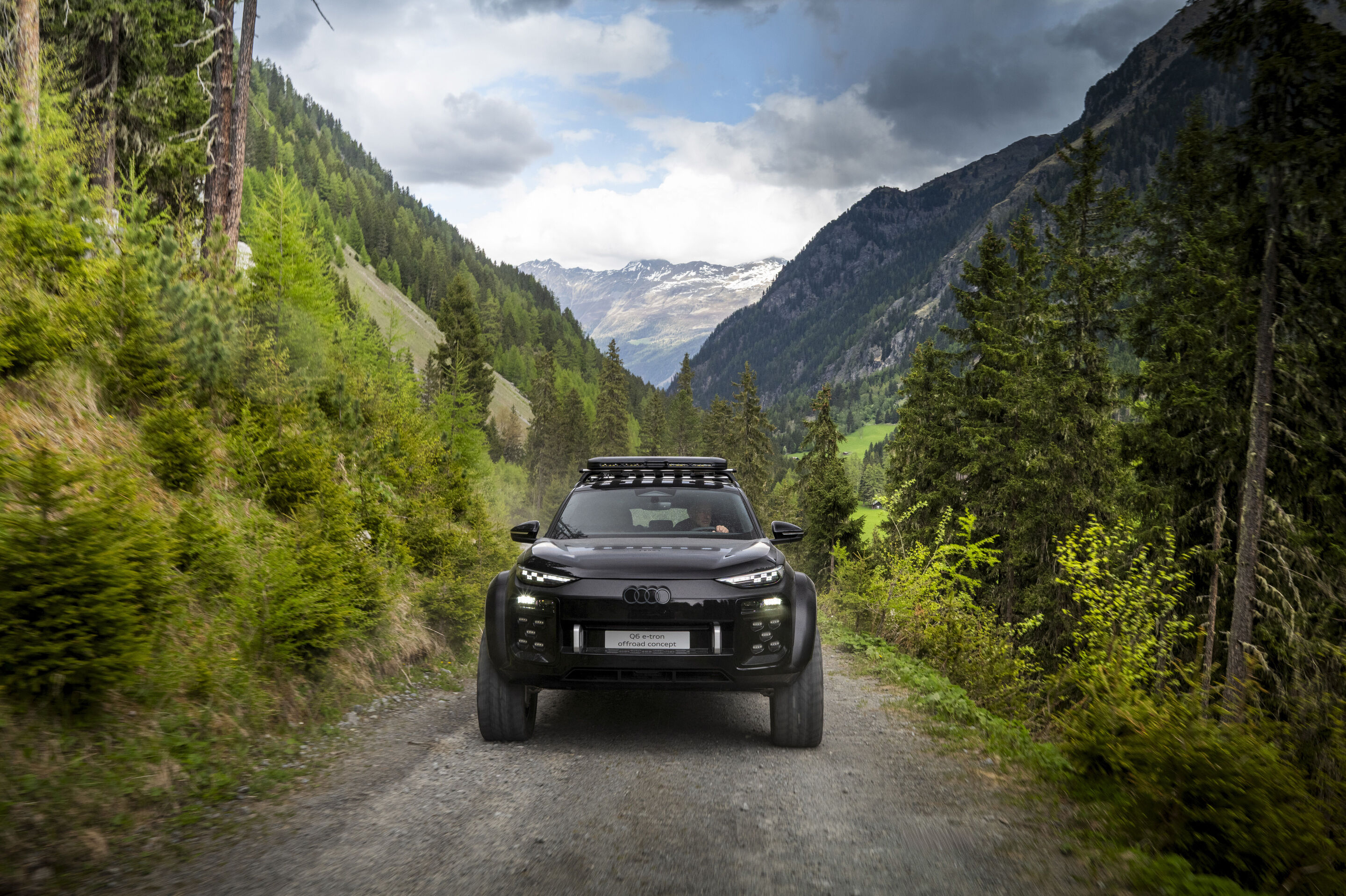 Audi Q6 e-tron offroad concept im Kaunertal - Standaufnahme im Kaunertal, Österreich
Farbe: Mythosschwarz Metallic, spezielle Folierung