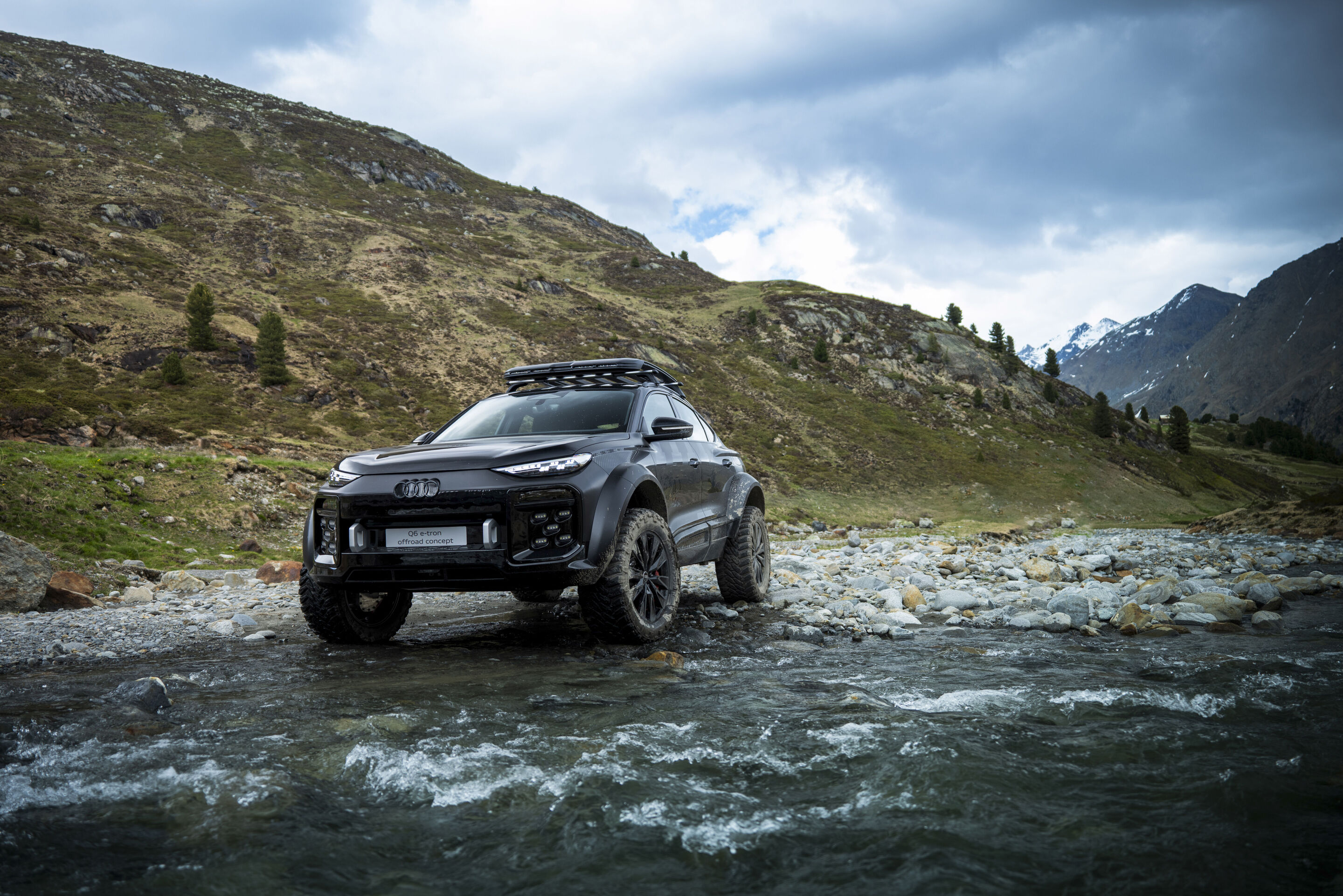 Audi Q6 e-tron offroad concept im Kaunertal - Standaufnahme im Kaunertal, Österreich
Farbe: Mythosschwarz Metallic, spezielle Folierung
