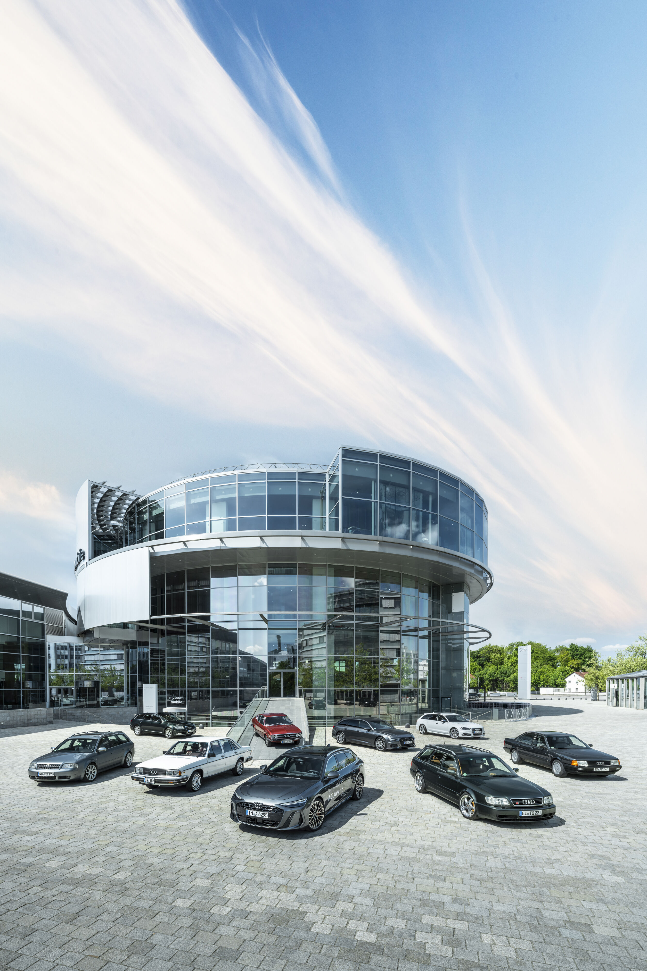 Erfolg über neun Generationen: der neue Audi A6 trifft seine Vorfahren - Alle Modelle der Audi C-Baureihe auf einem Bild – von der ersten Generation (C1) bis zum aktuellen Modell (C9), dem neuen Audi A6 Avant (vorne, Mitte). Ein seltenes Ensemble, das...