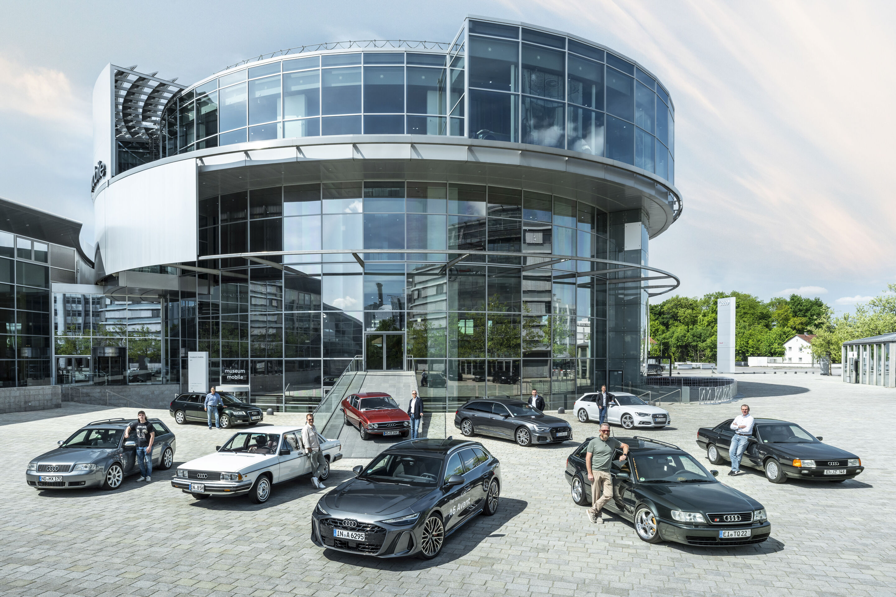 Erfolg über neun Generationen: der neue Audi A6 trifft seine Vorfahren - Ein seltener Anblick: Alle Modelle der Audi C-Baureihe vereint auf einem Bild – vom Klassiker C1 bis zum neuen C9. Mit viel Liebe gepflegt und stolz präsentiert von ihren Besitzern....