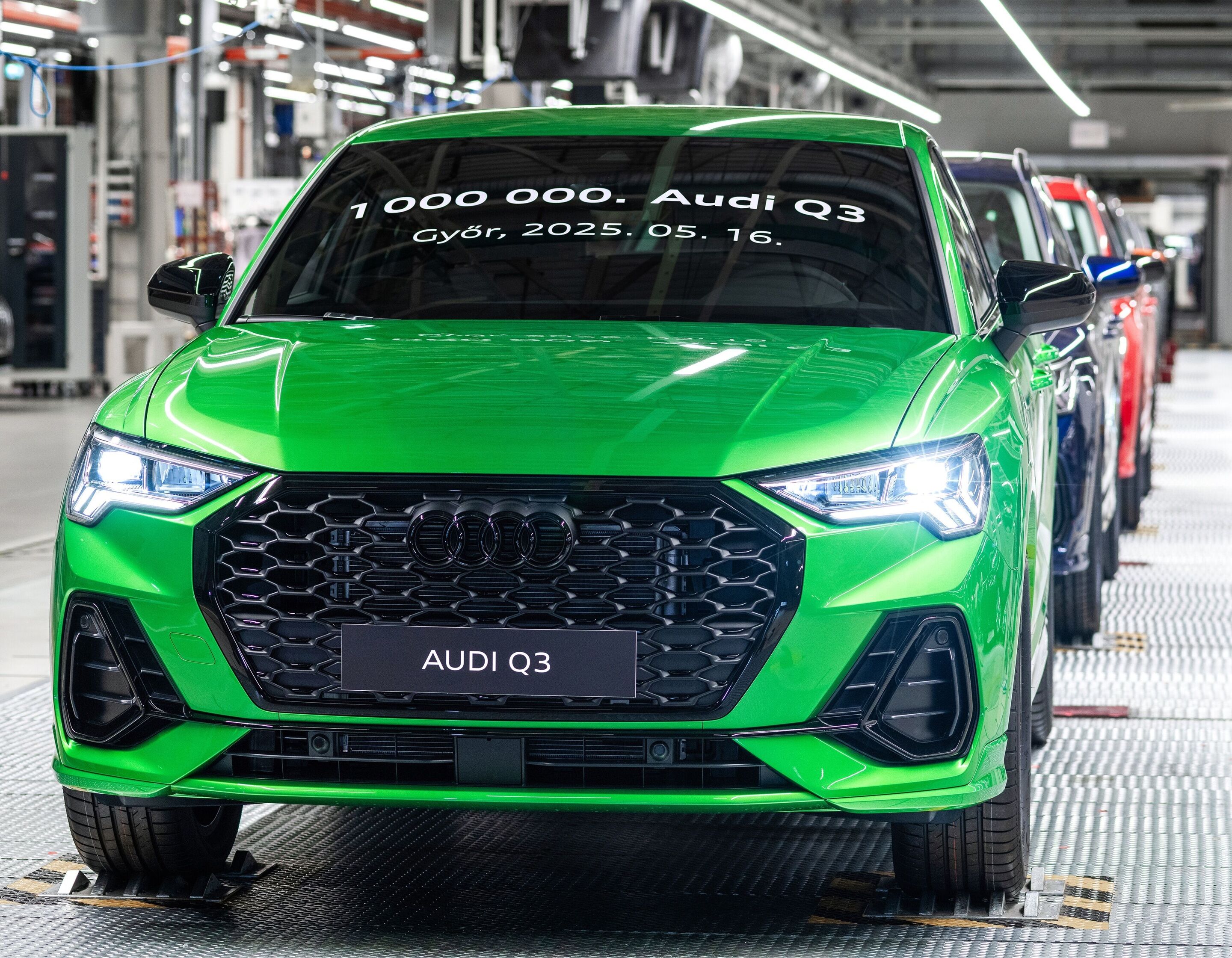 Millionster Audi Q3 in Győr gefertigt - Ein Audi Q3 in Kyalamigrün fährt im Werk Györ vom Band. Dieses Exemplar ist das Jubiläumsauto, auf dessen Frontscheibe der Schriftzug „1 000 000. Audi Q3, Győr, 2025.05.16“ prangt.