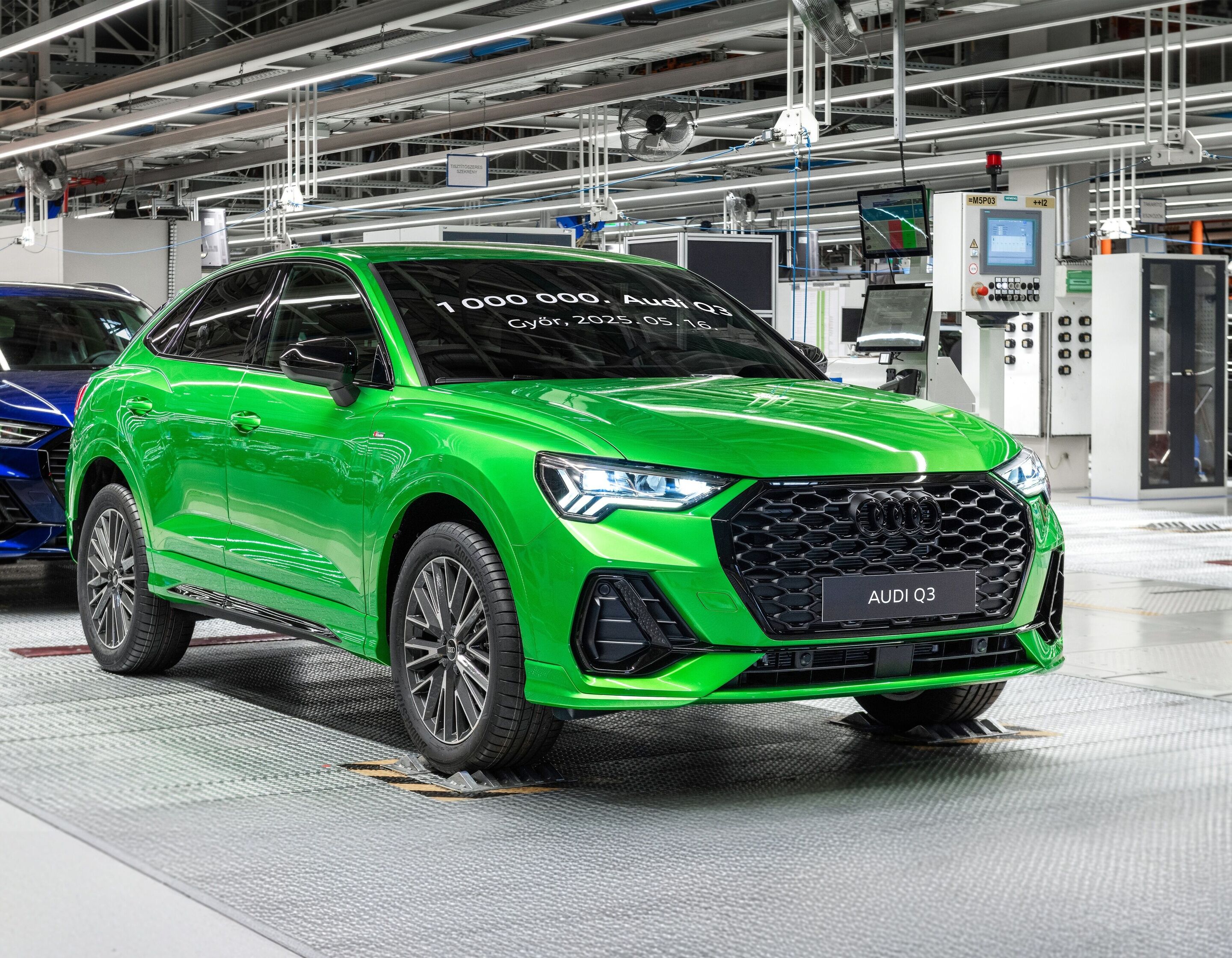 Millionster Audi Q3 in Győr gefertigt - Ein Audi Q3 in Kyalamigrün fährt im Werk Györ vom Band. Dieses Exemplar ist das Jubiläumsauto, auf dessen Frontscheibe der Schriftzug „1 000 000. Audi Q3, Győr, 2025.05.16“ prangt.