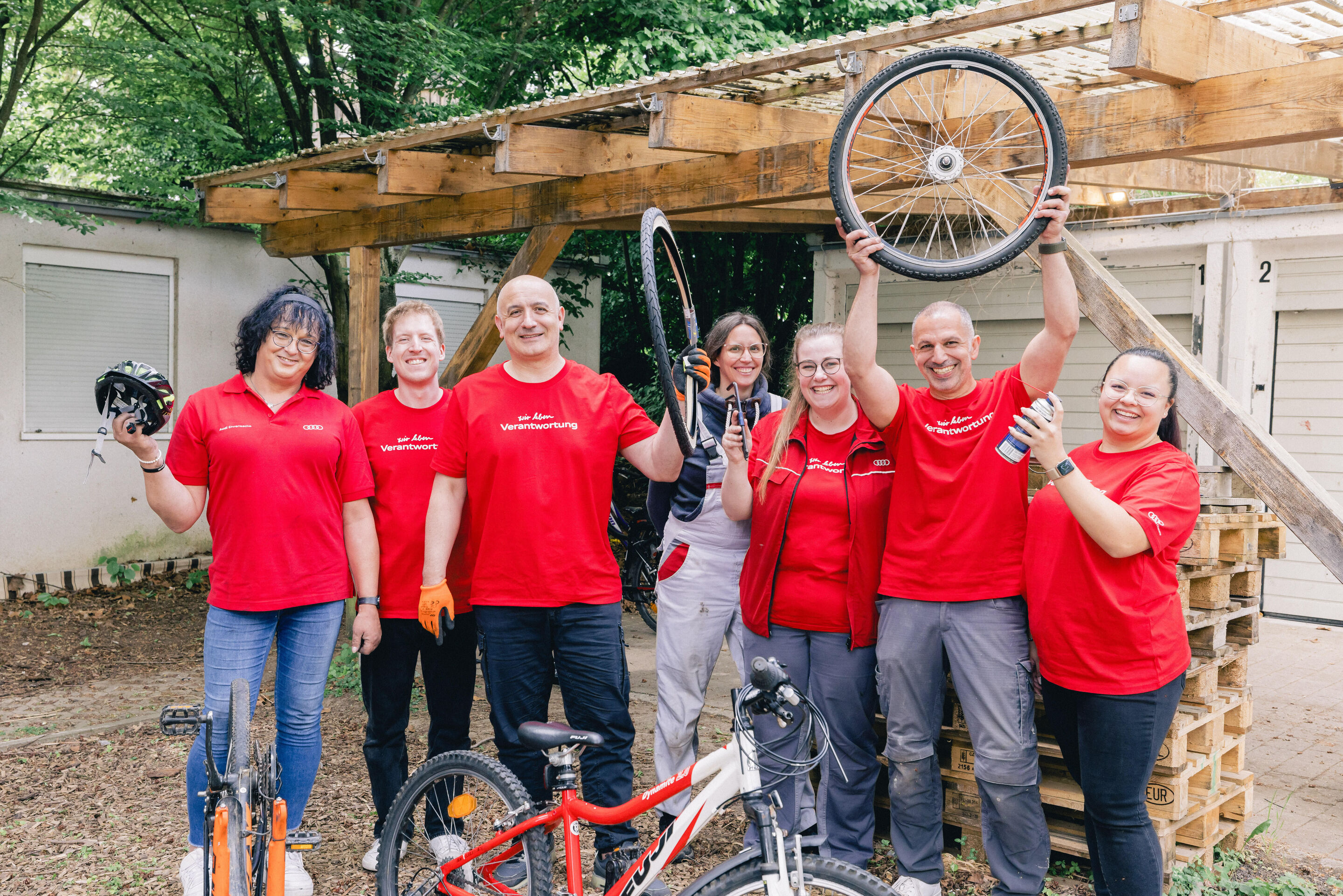 Beschäftigte engagieren sich beim Audi Social Day - Mitarbeitende unterstützen beim Fahrradcheck in der Kinder- und Jugendhilfeeinrichtung Kindersolbad in Bad Friedrichshall.