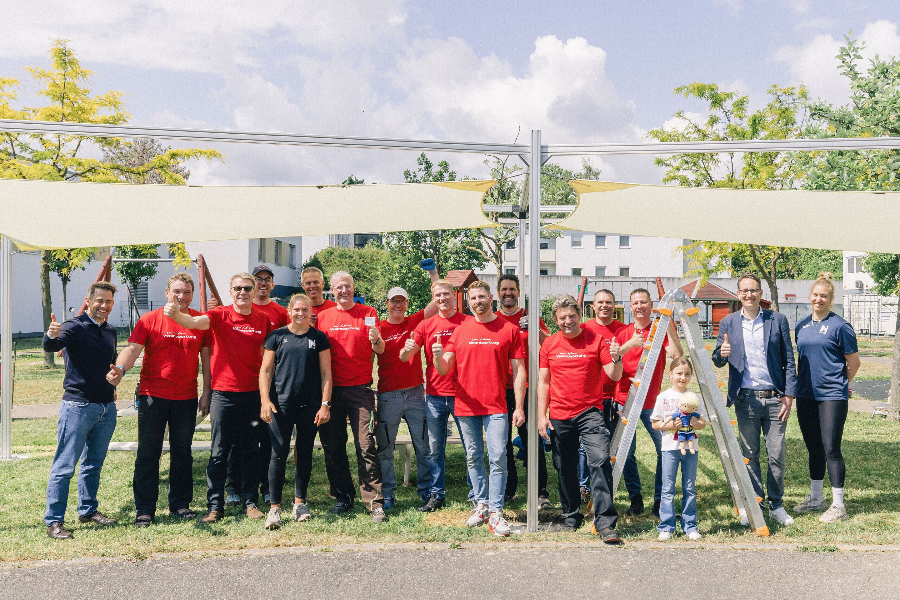 Beschäftigte engagieren sich beim Audi Social Day - Fred Schulze, Werkleiter Neckarsulm (3. v.l.), hilft im Klinikum am Gesundbrunnen mit Mitarbeitenden und Spielerinnen der Sport-Union Neckarsulm.