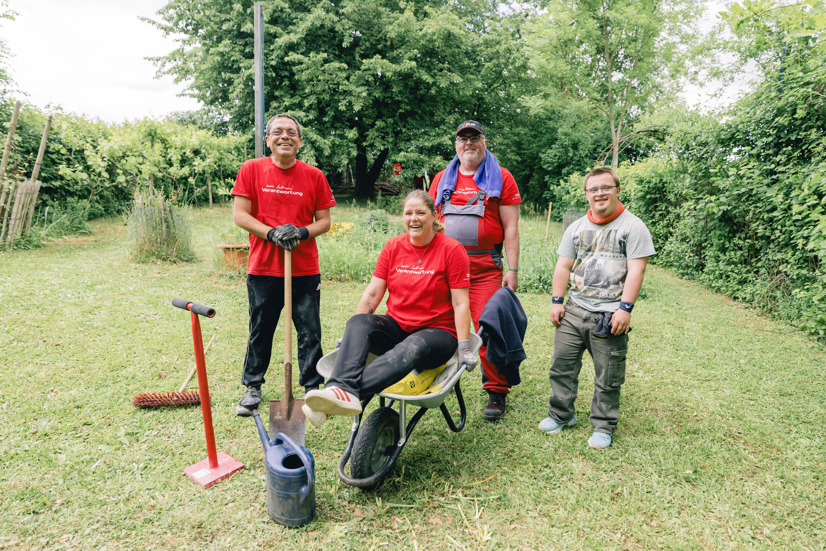 Beschäftigte engagieren sich beim Audi Social Day - Im Garten der Freien Johannesschulen Flein sanieren Mitarbeitende einen vielseitig genutzten Bauwagen.