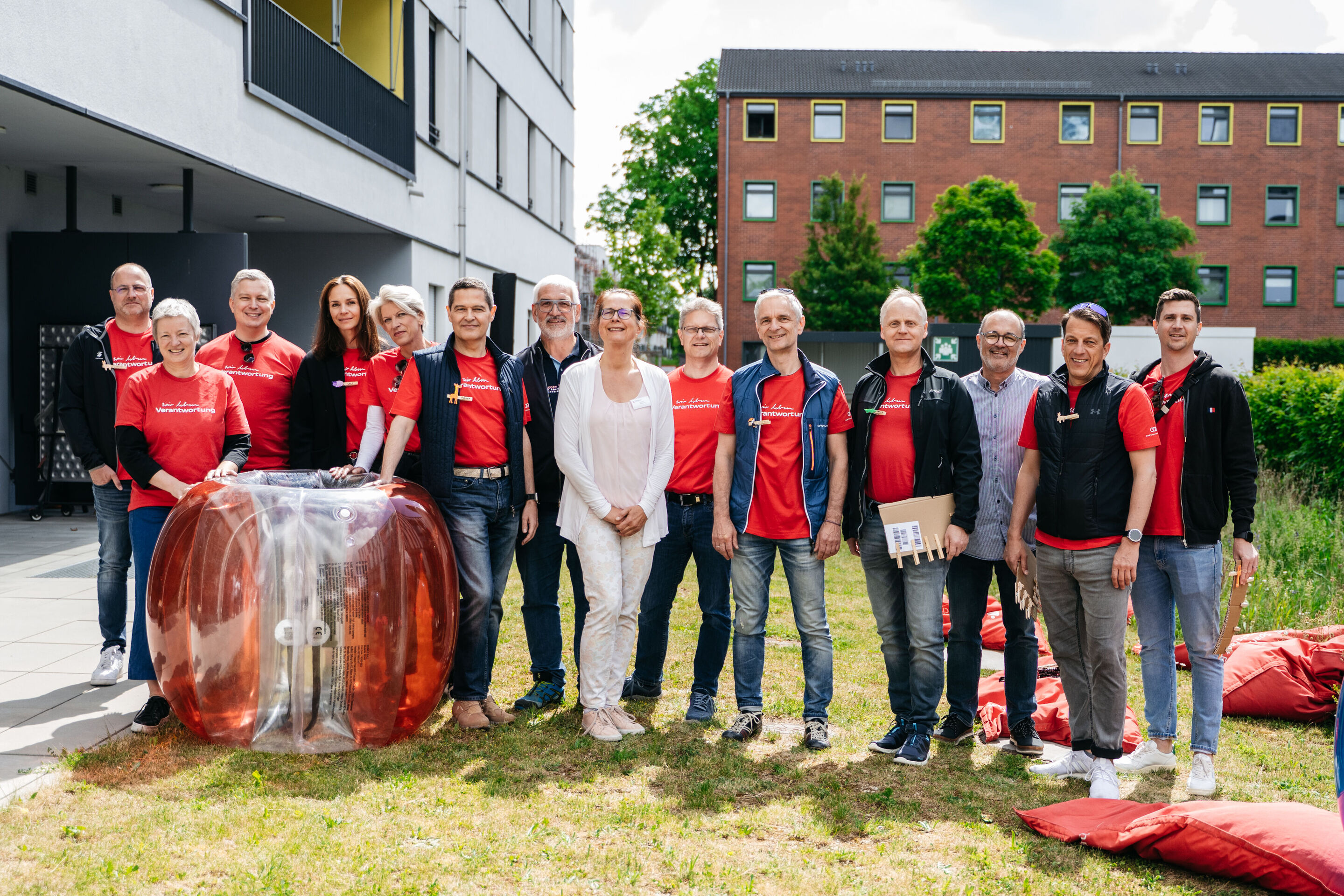 Beschäftigte engagieren sich beim Audi Social Day - Personalvorstand Xavier Ros und sein Team unterstützen bei einem Fest für Bewohner einer Lebenshilfe-Einrichtung in Ingolstadt.