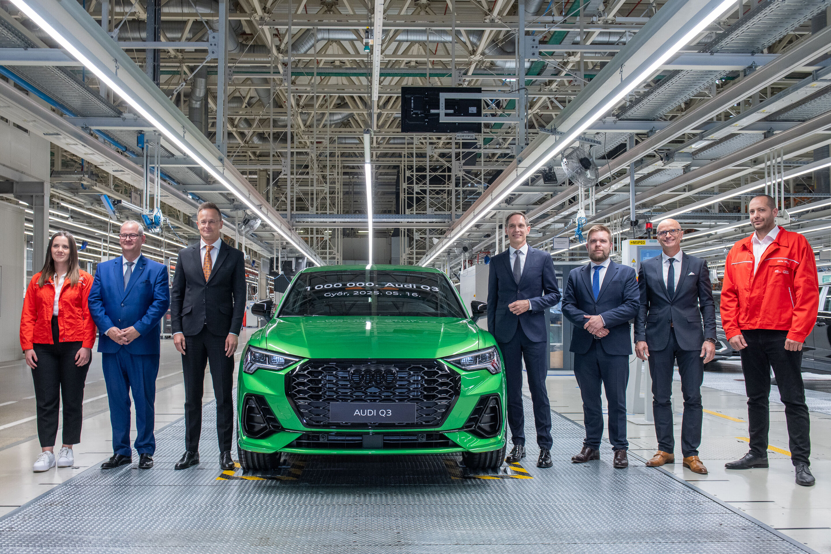 Millionster Audi Q3 in Győr gefertigt - Gruppenfoto mit dem einmillionsten Audi Q3, einem Exemplar in Kyalamigrün. Von links nach rechts stehen neben dem Auto: Gyöngyvér Vizl (Audi Hungaria Mitarbeiterin), Michael Breme (Vorstandsvorsitzender Audi Hungaria),...