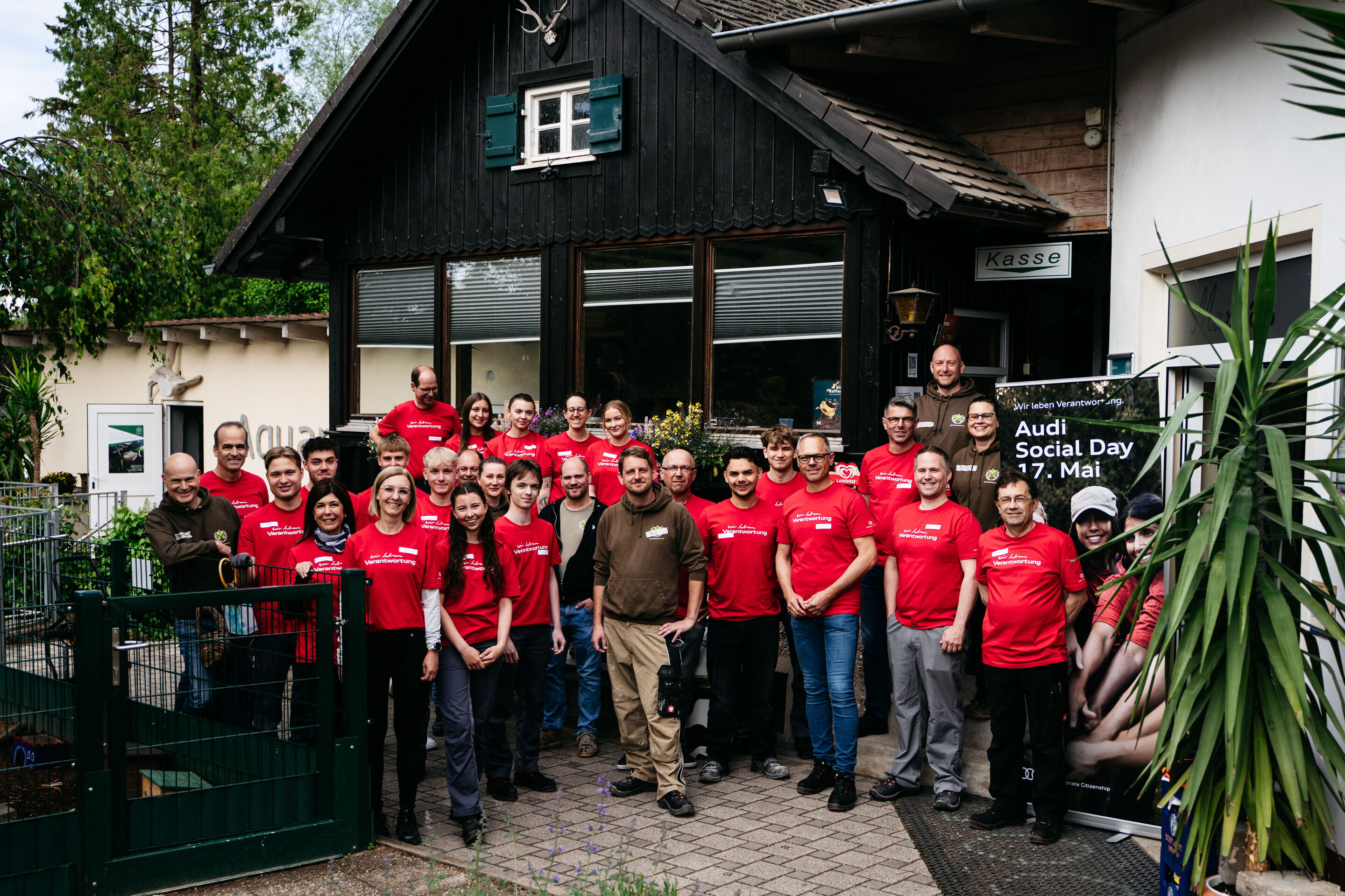 Beschäftigte engagieren sich beim Audi Social Day - Der Ingolstädter Werkleiter Siegfried Schmidtner und sein Team im Einsatz im Zoo Wasserstern.