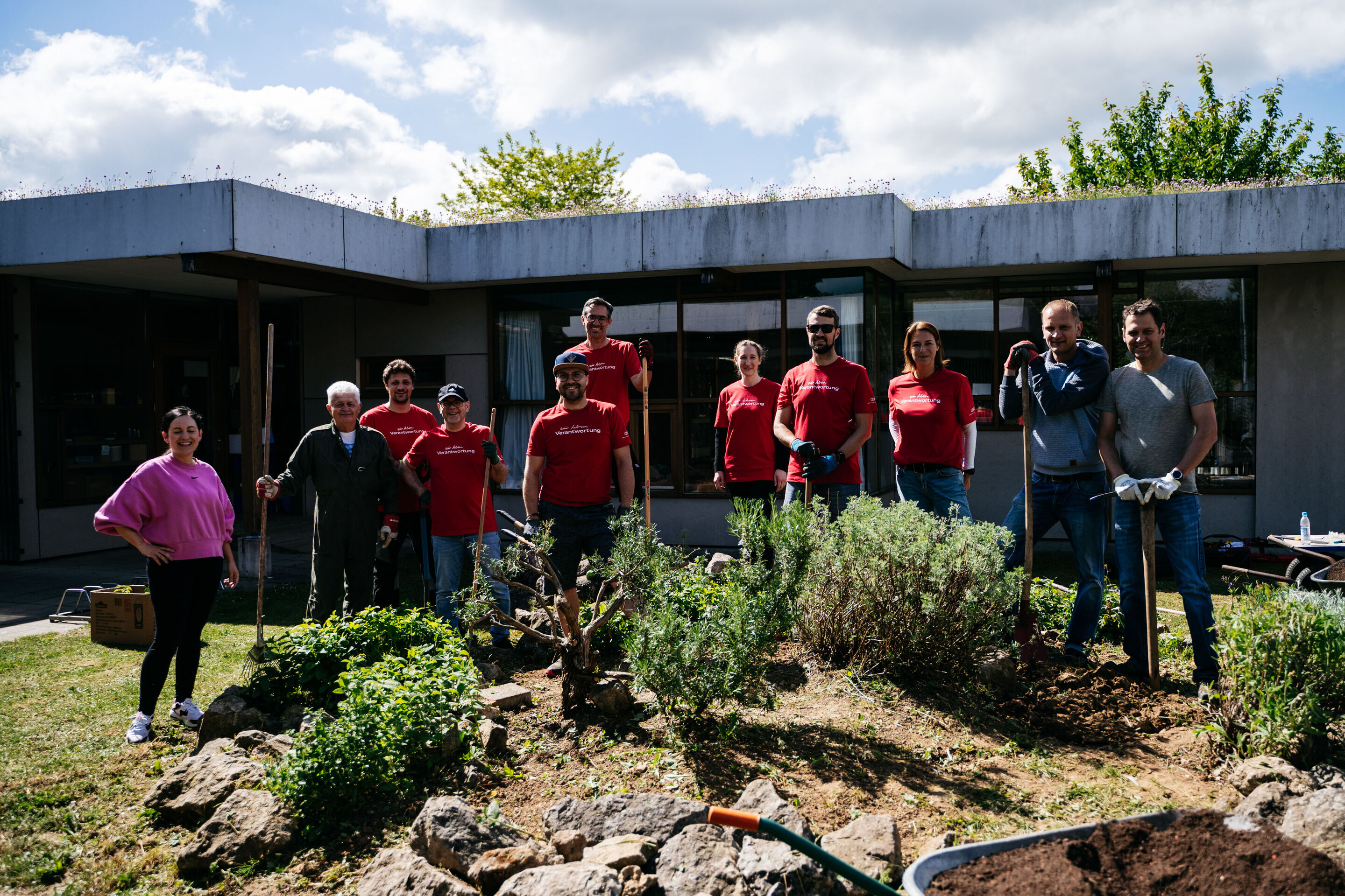 Beschäftigte engagieren sich beim Audi Social Day - Ein Team von Audi Mitarbeitenden der Strategische Planung Produktion und Logistik  gestaltet den Garten der Montessori Schule Ingolstadt neu.
