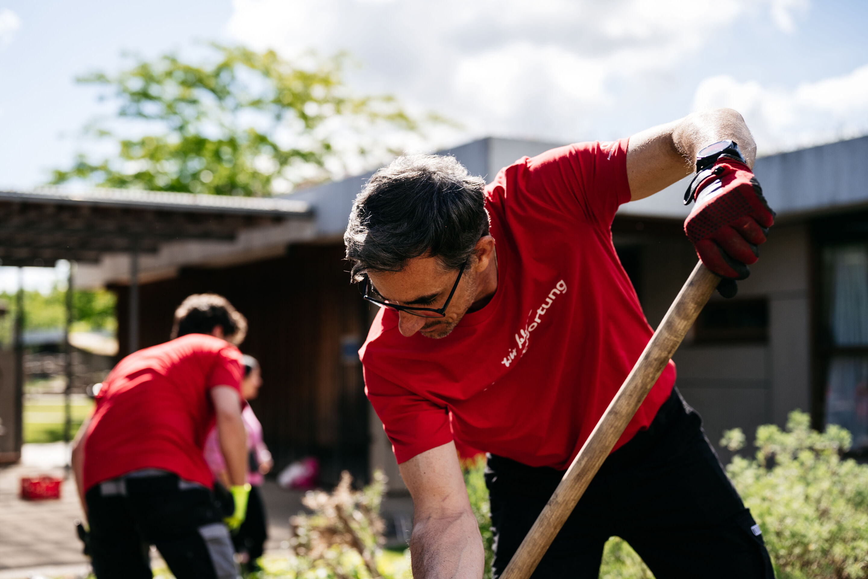 Beschäftigte engagieren sich beim Audi Social Day - Optimales Wetter für Gartenarbeit beim diesjährigen Audi Social Day
