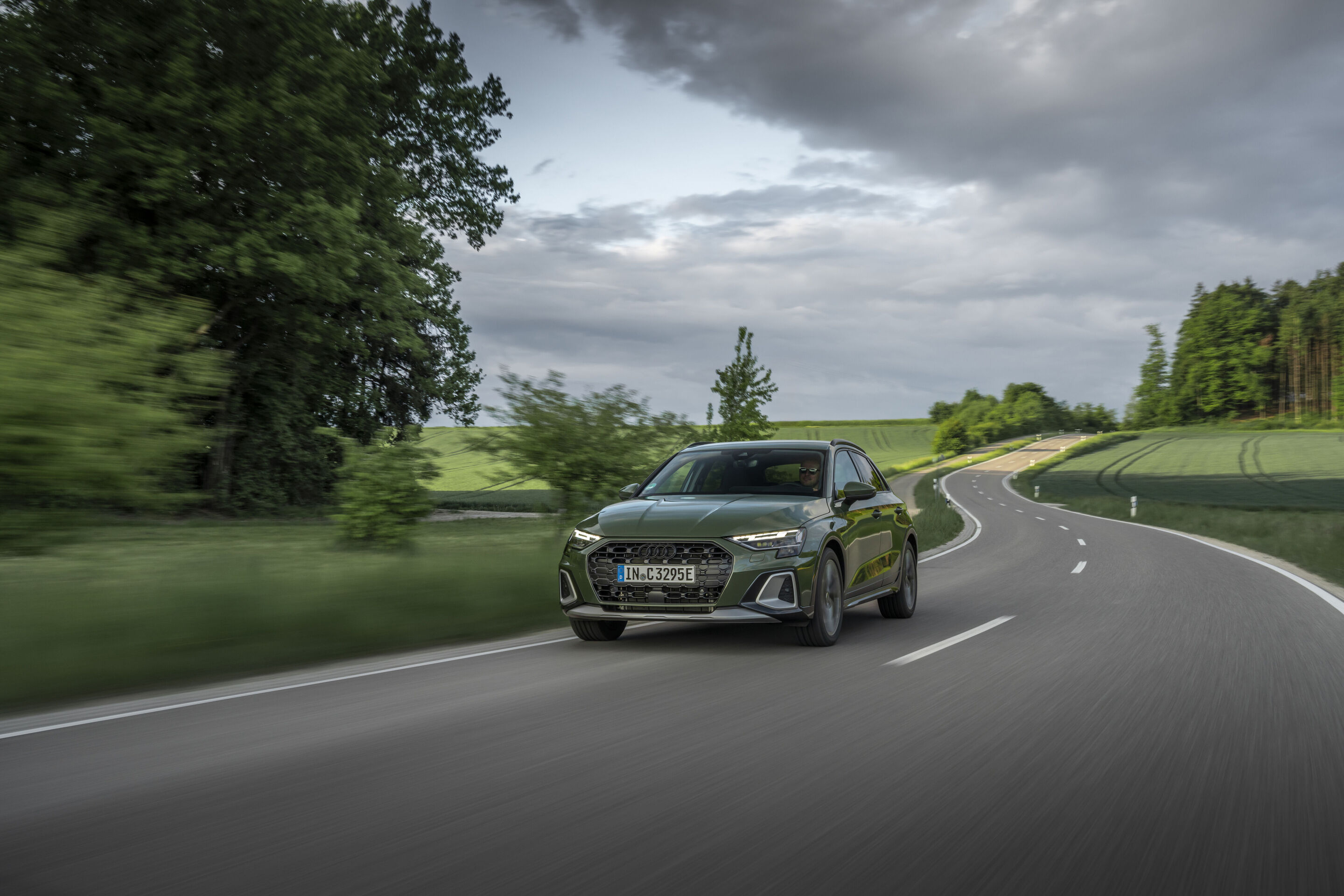 Audi A3 allstreet e-hybrid - Fahraufnahme, 
Farbe: Distriktgrün