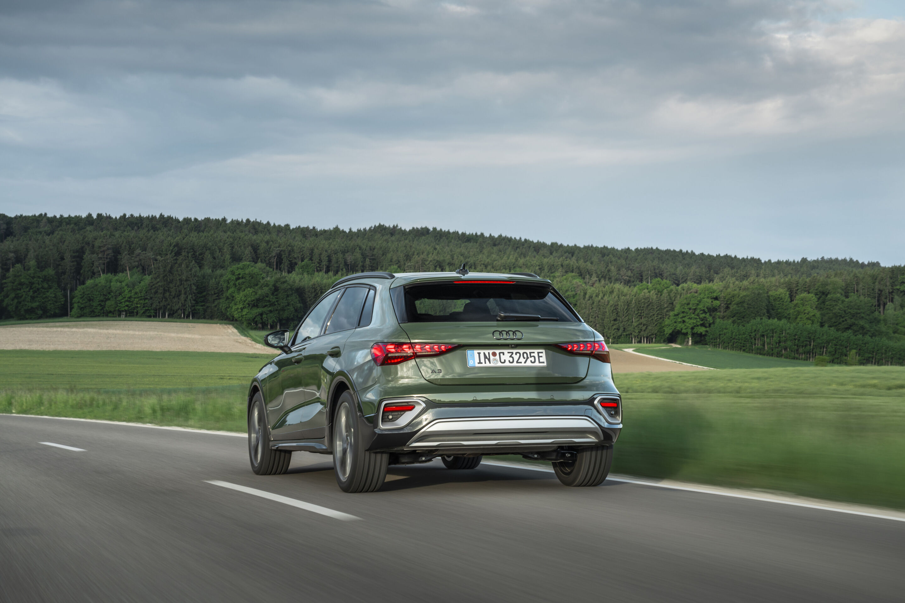Audi A3 allstreet e-hybrid - Fahraufnahme, 
Farbe: Distriktgrün