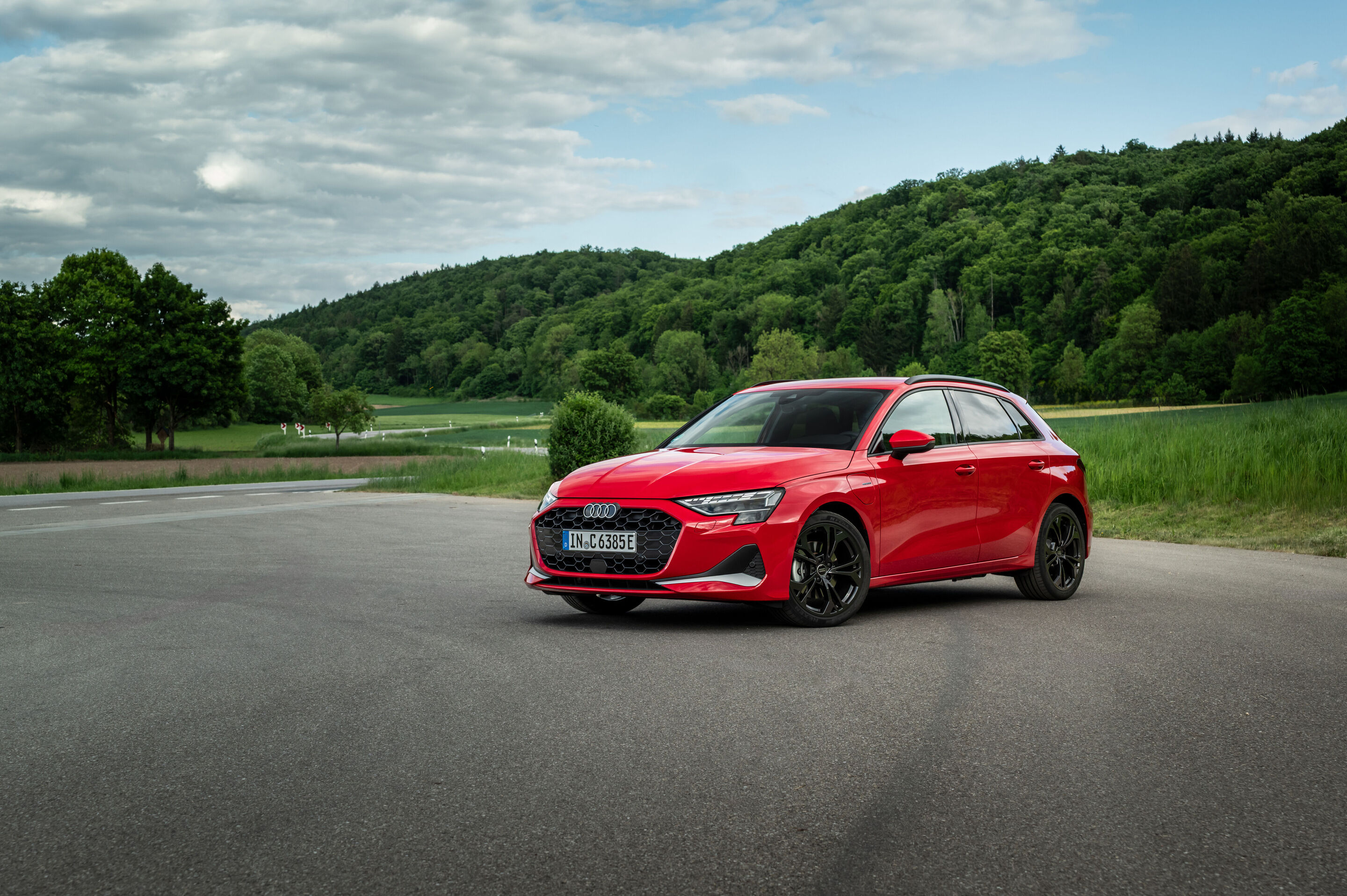Audi A3 Sportback e-hybrid - Standaufnahme,
Farbe: Progressivrot