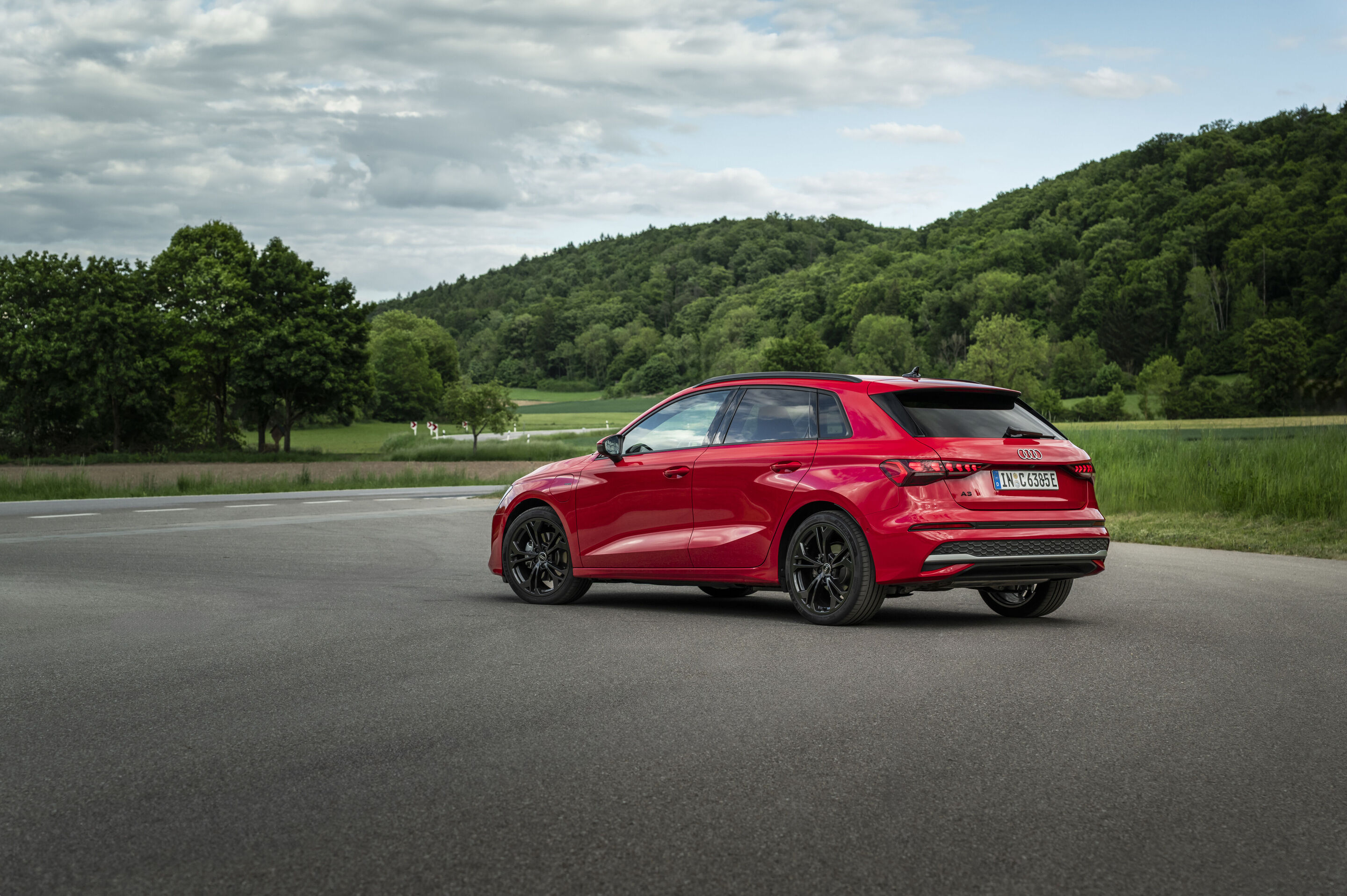 Audi A3 Sportback e-hybrid - Standaufnahme,
Farbe: Progressivrot