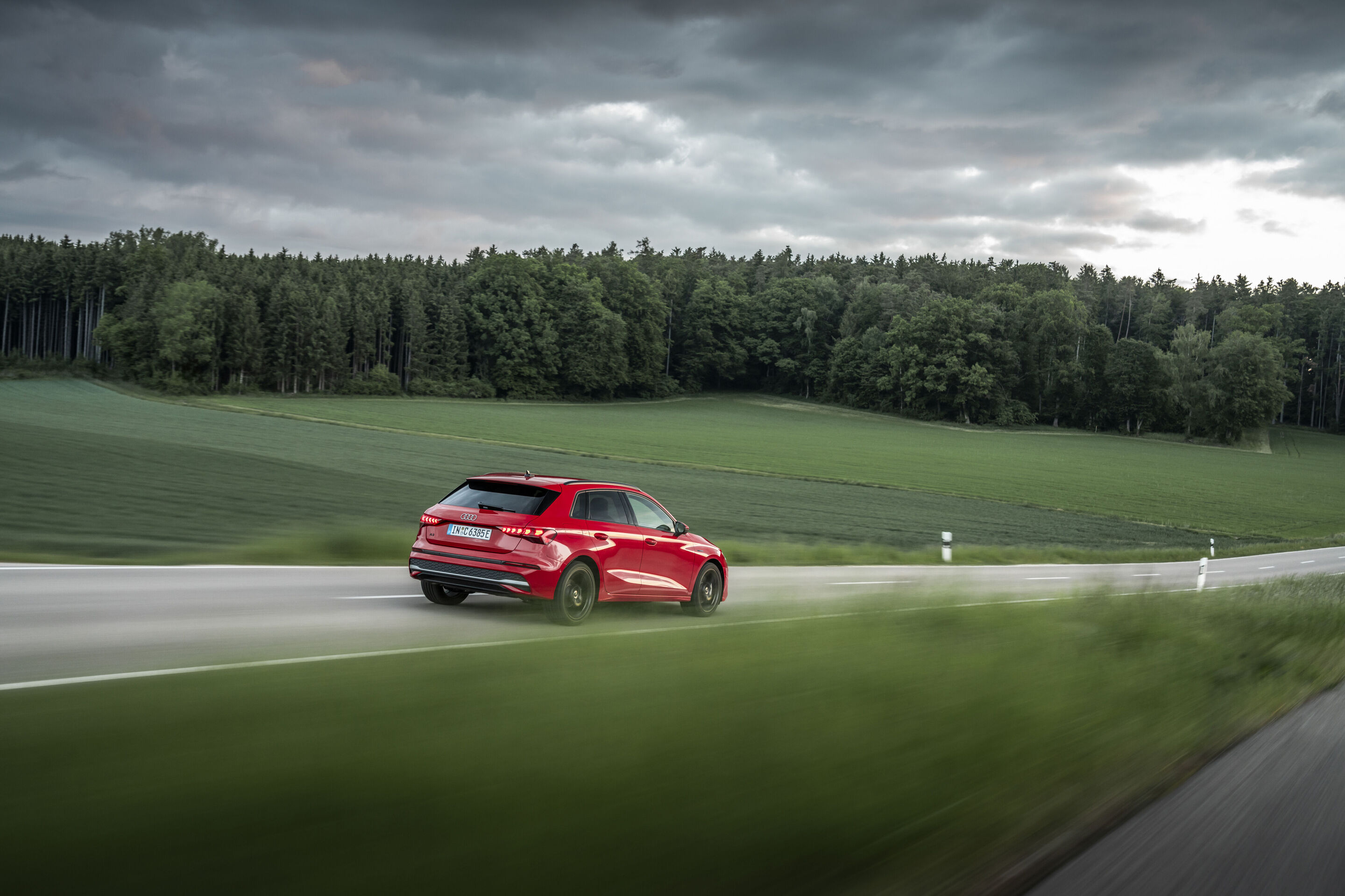 Audi A3 Sportback e-hybrid - Fahraufnahme,
Farbe: Progressivrot