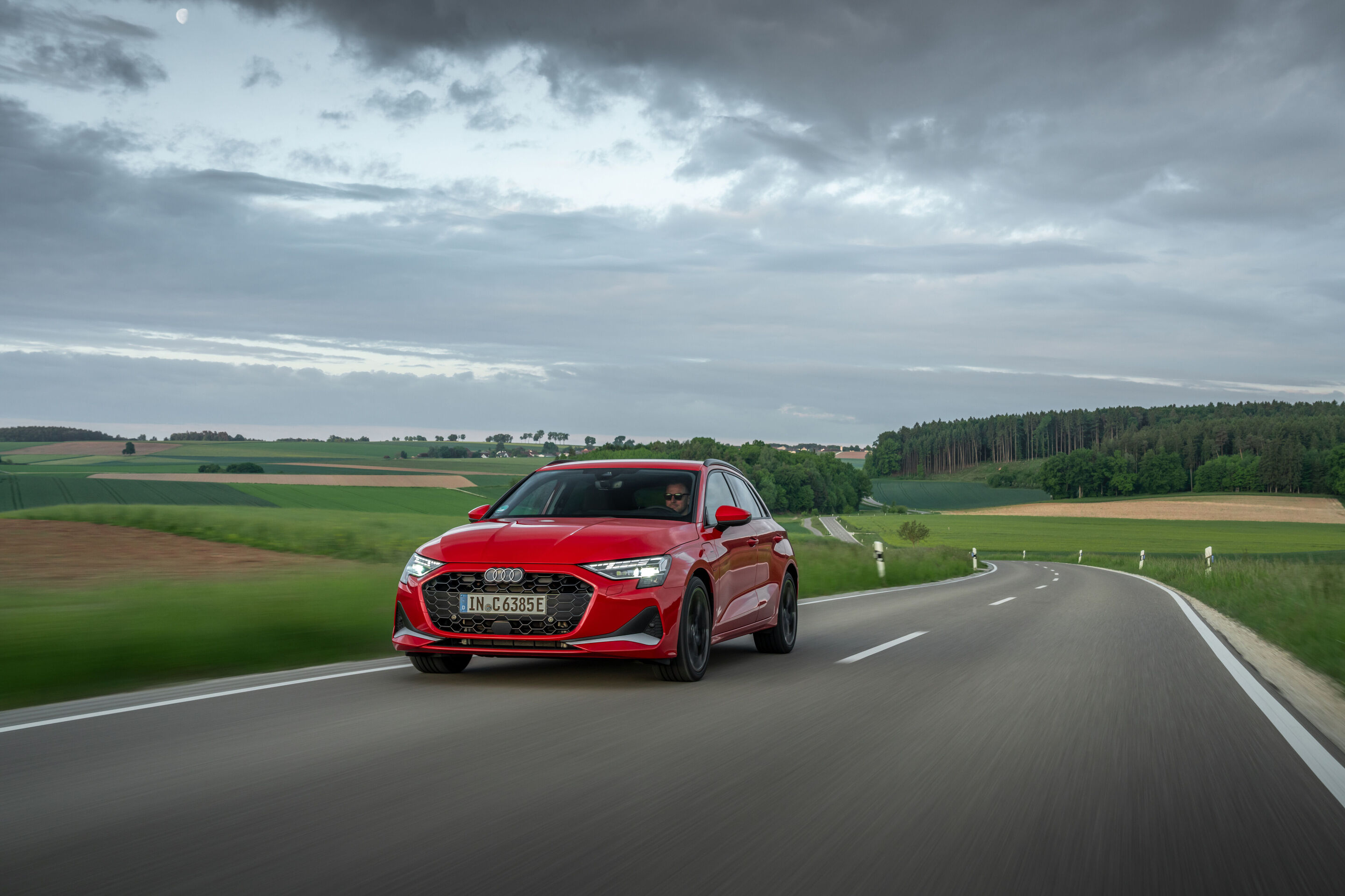 Audi A3 Sportback e-hybrid - Fahraufnahme,
Farbe: Progressivrot