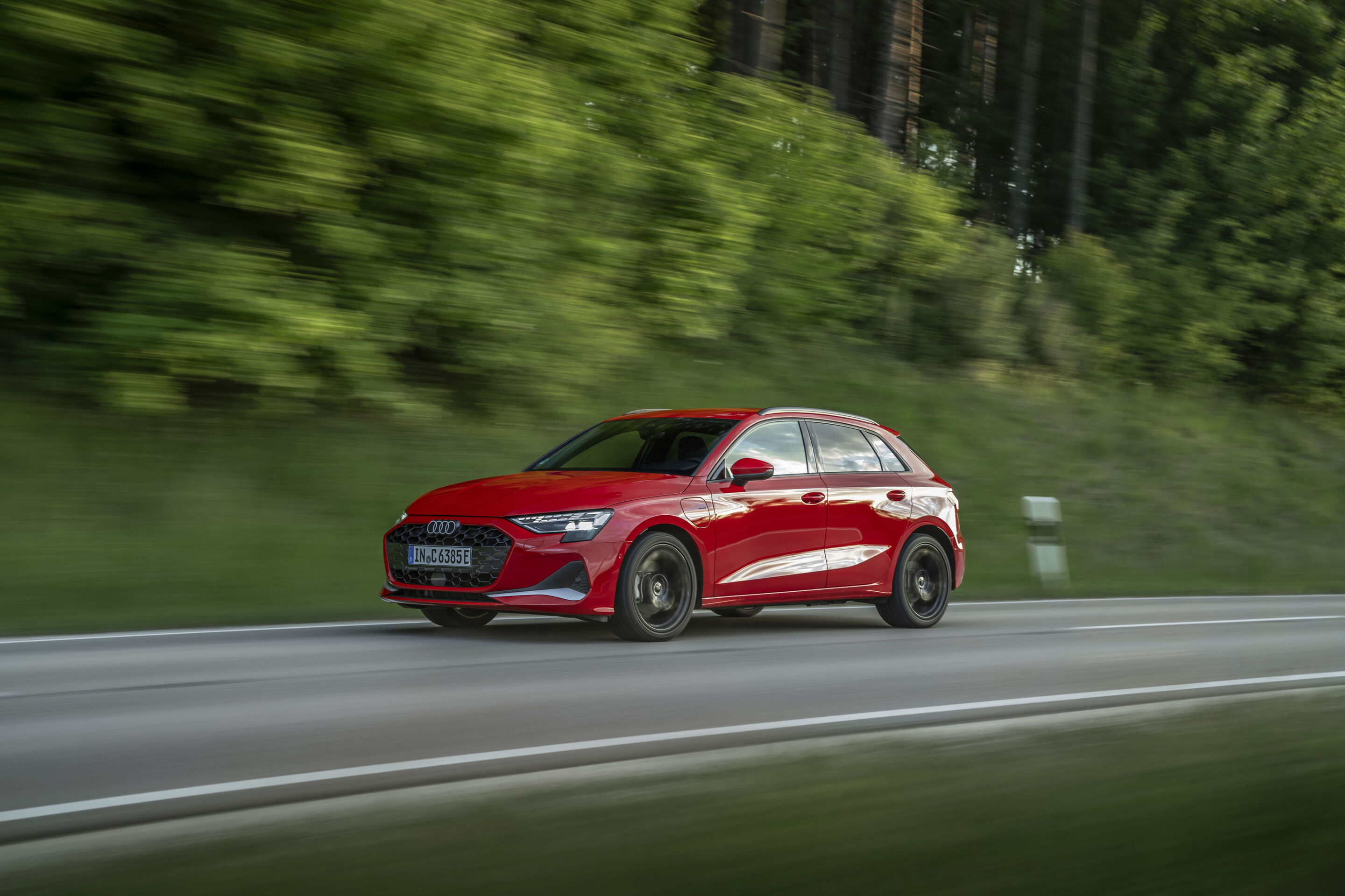 Audi A3 Sportback e-hybrid - Fahraufnahme,
Farbe: Progressivrot