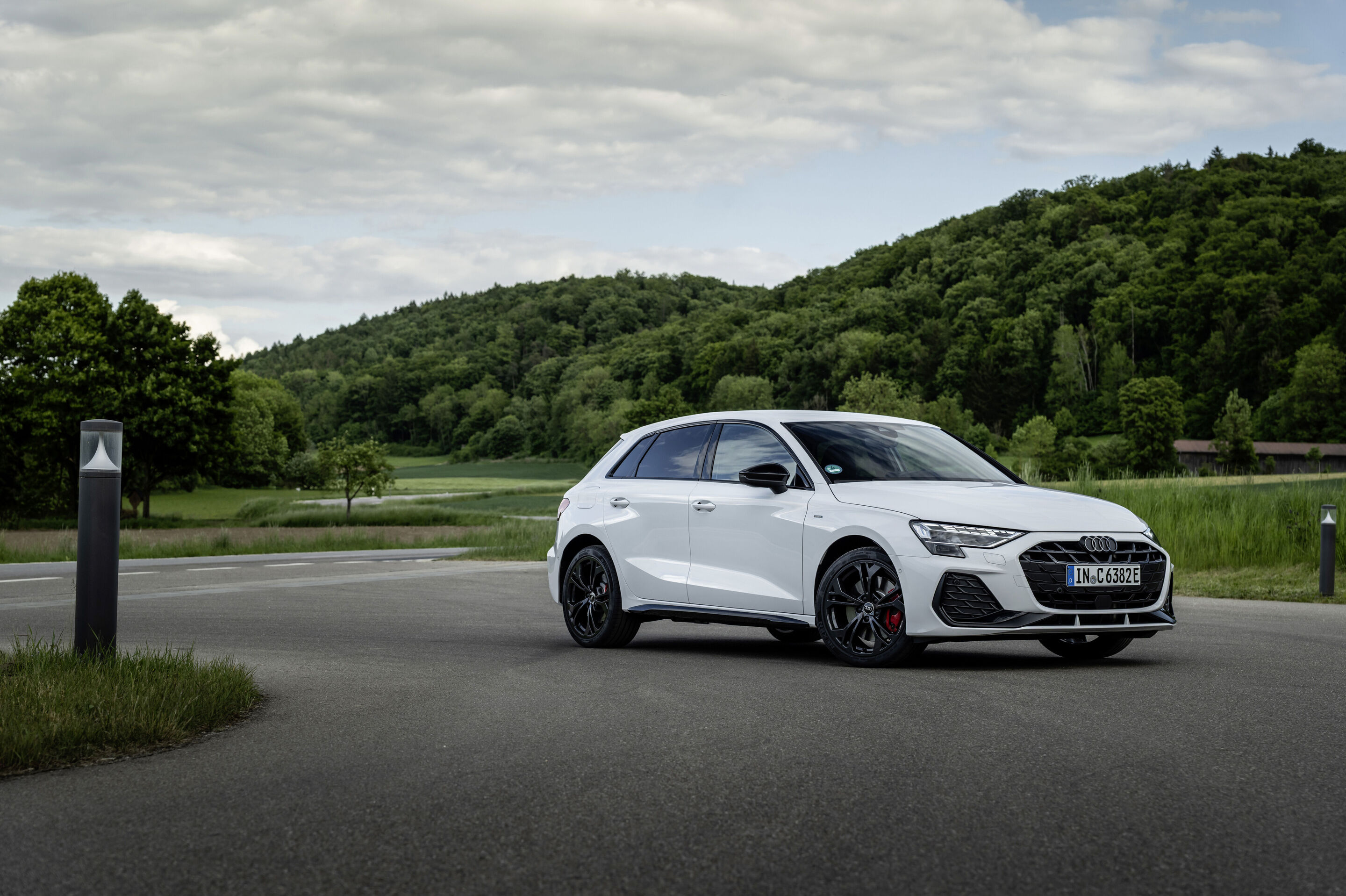 Audi A3 Sportback e-hybrid - Standaufnahme,
Farbe: Arkonaweiß