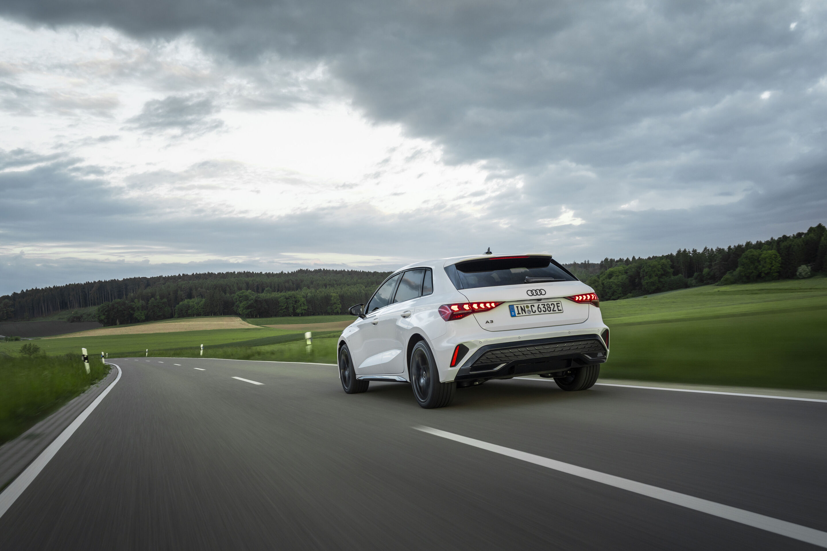 Audi A3 Sportback e-hybrid - Fahraufnahme,
Farbe: Arkonaweiß