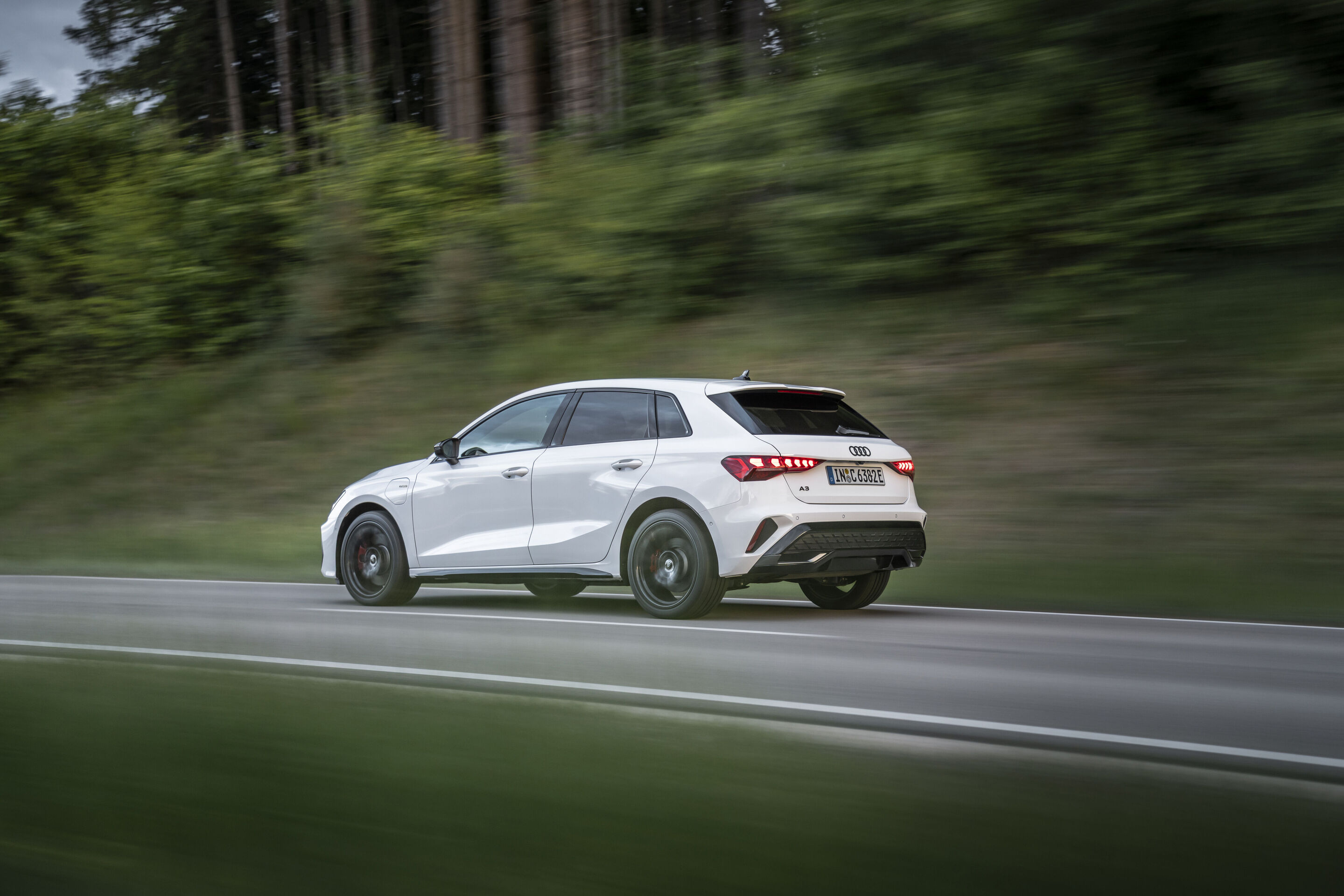 Audi A3 Sportback e-hybrid - Fahraufnahme,
Farbe: Arkonaweiß