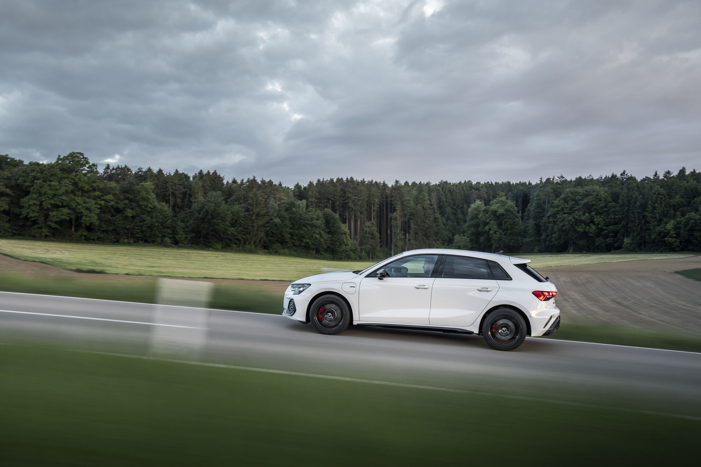 Audi A3 Sportback e-hybrid - Fahraufnahme,
Farbe: Arkonaweiß