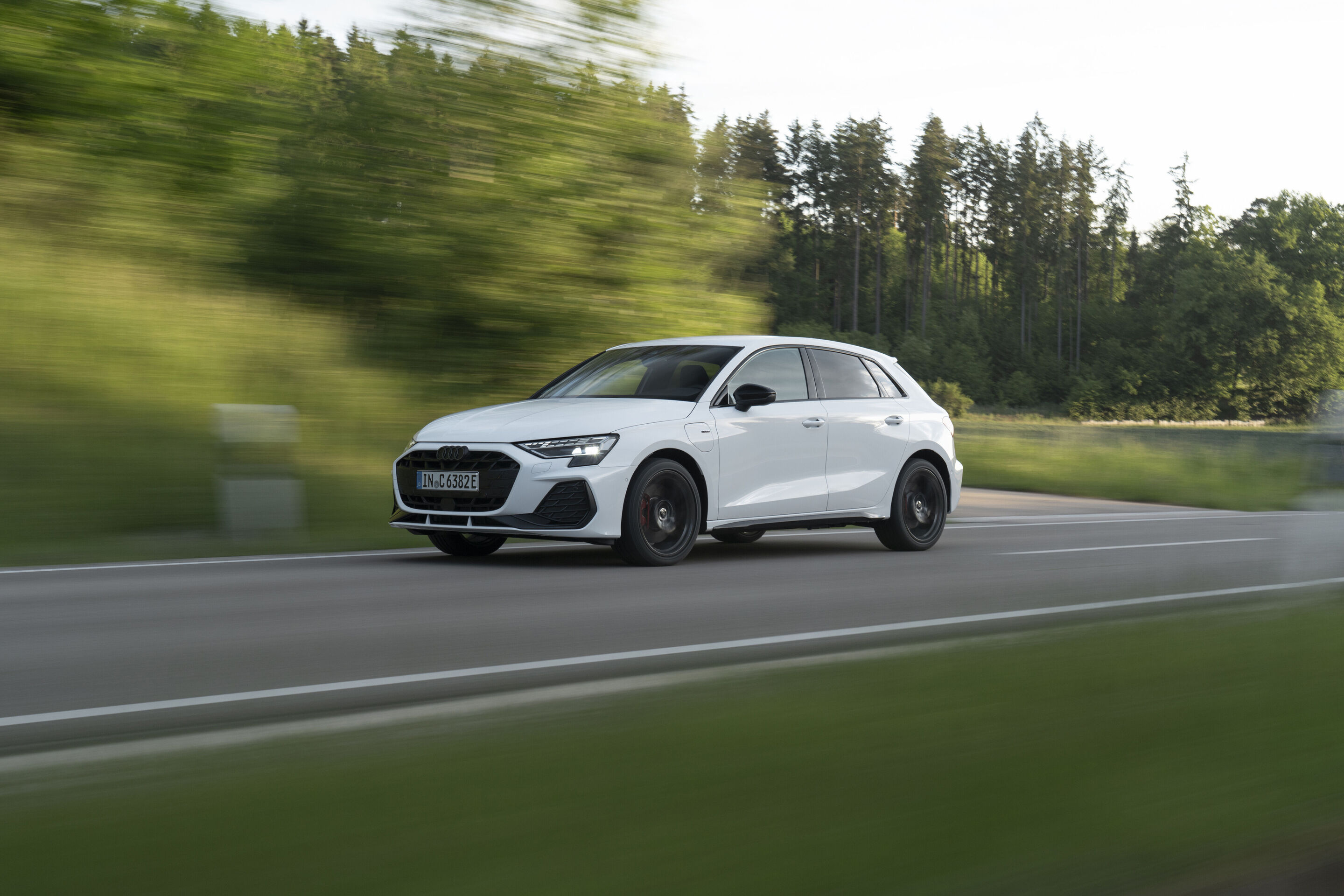 Audi A3 Sportback e-hybrid - Fahraufnahme,
Farbe: Arkonaweiß