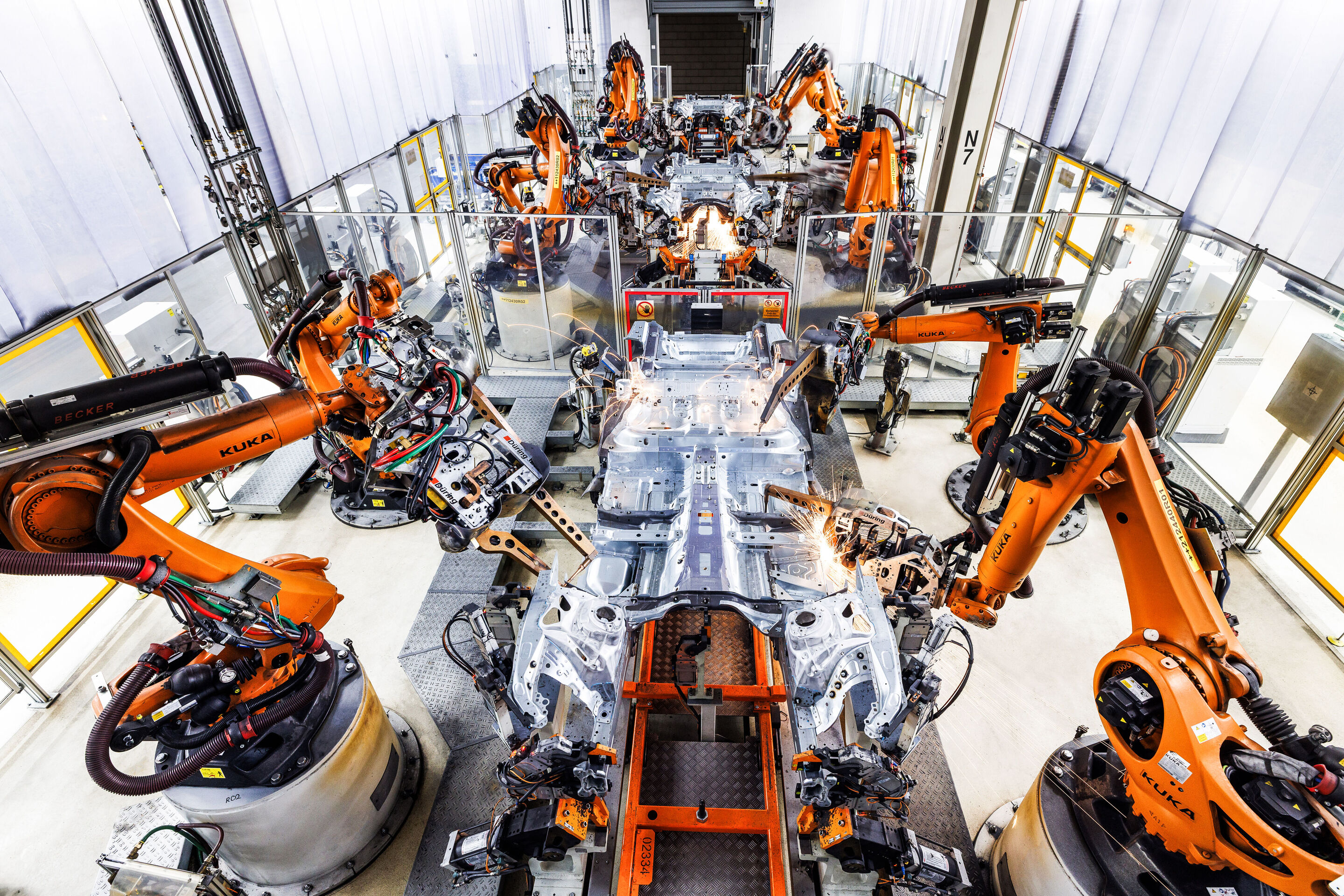 Künstliche Intelligenz: Audi steigert Effizienz in der Fertigung - Im Karosseriebau in Neckarsulm können Schweißspritzer entstehen. Eine bildverarbeitende KI hilft, diese potentiellen Metallablagerungen zu erkennen.