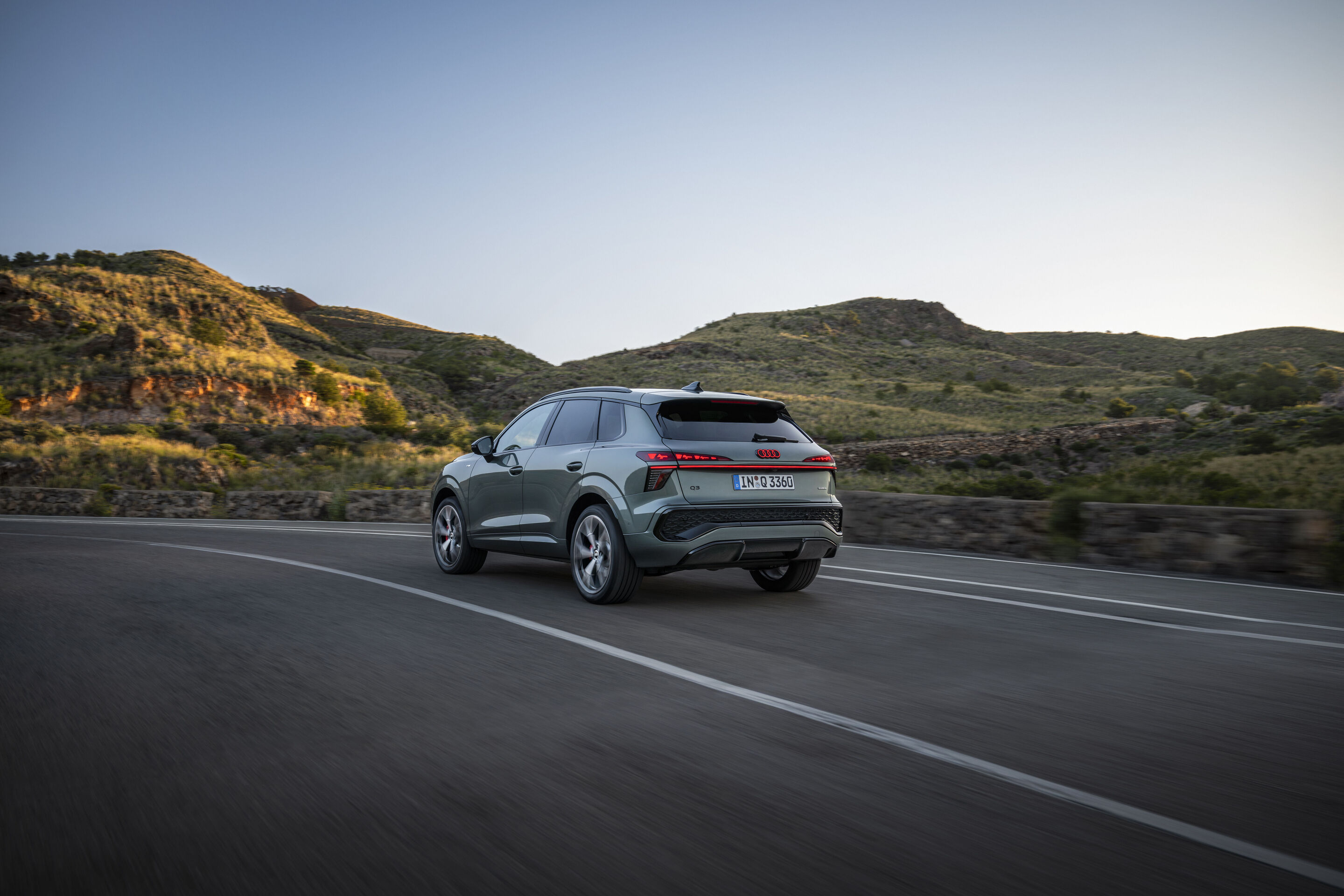Audi Q3 SUV - Fahraufnahme (Logobeleuchtung nur bei aktiviertem Abblendlicht oder Fernlicht),
Farbe: Salbeigrün