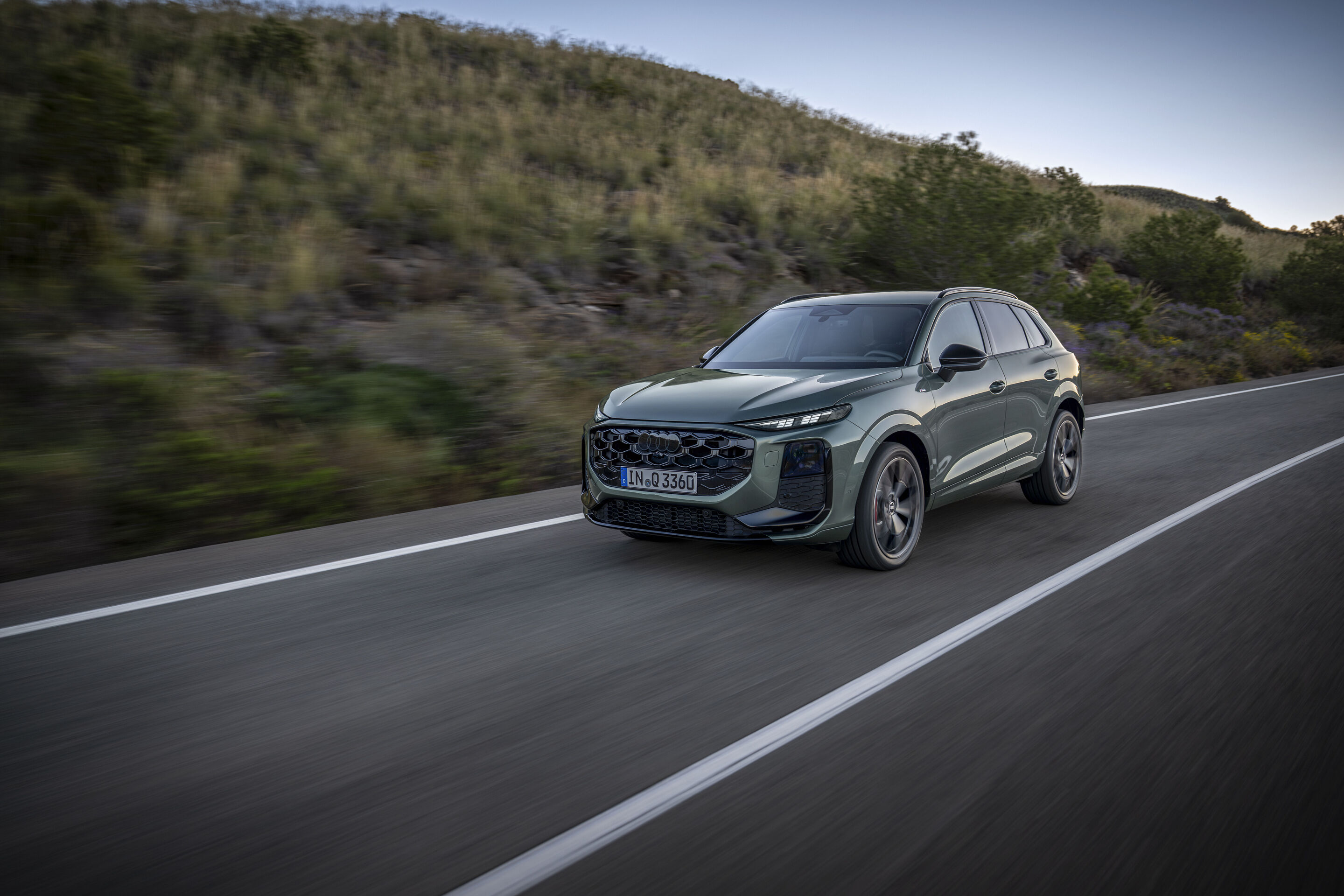 Audi Q3 SUV - Fahraufnahme,
Farbe: Salbeigrün