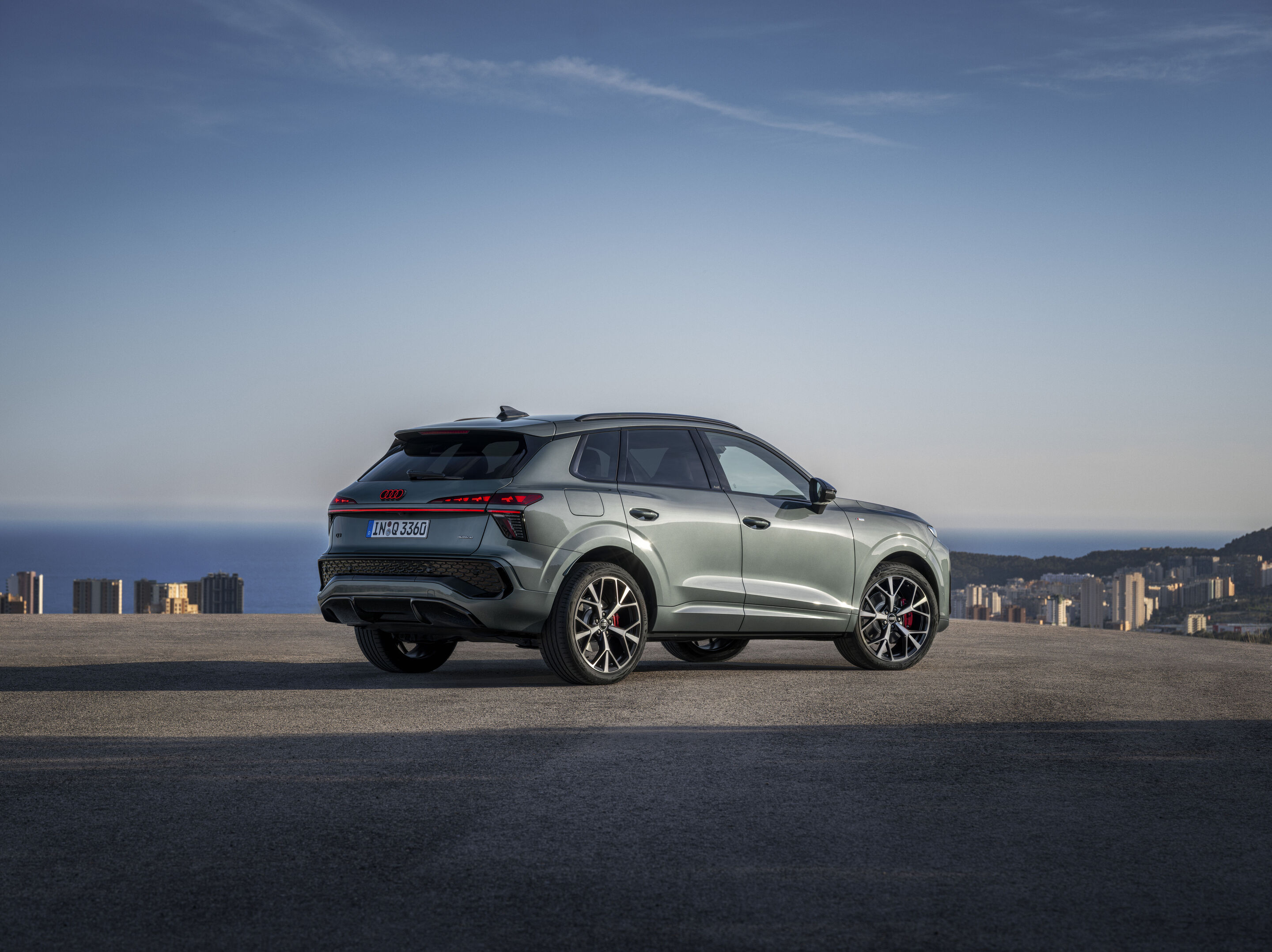 Audi Q3 SUV - Standaufnahme (Logobeleuchtung nur bei aktiviertem Abblendlicht oder Fernlicht),
Farbe: Salbeigrün