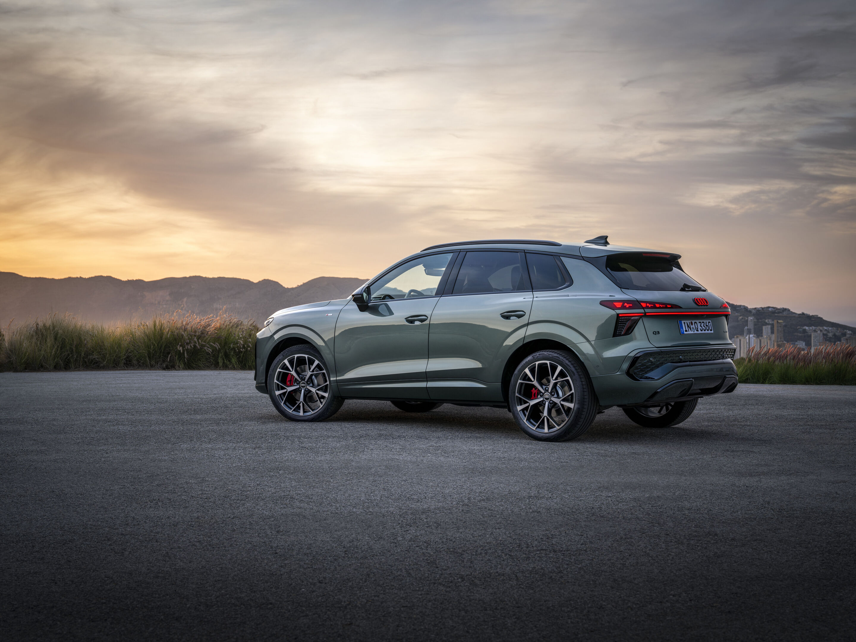 Audi Q3 SUV - Standaufnahme (Logobeleuchtung nur bei aktiviertem Abblendlicht oder Fernlicht),
Farbe: Salbeigrün