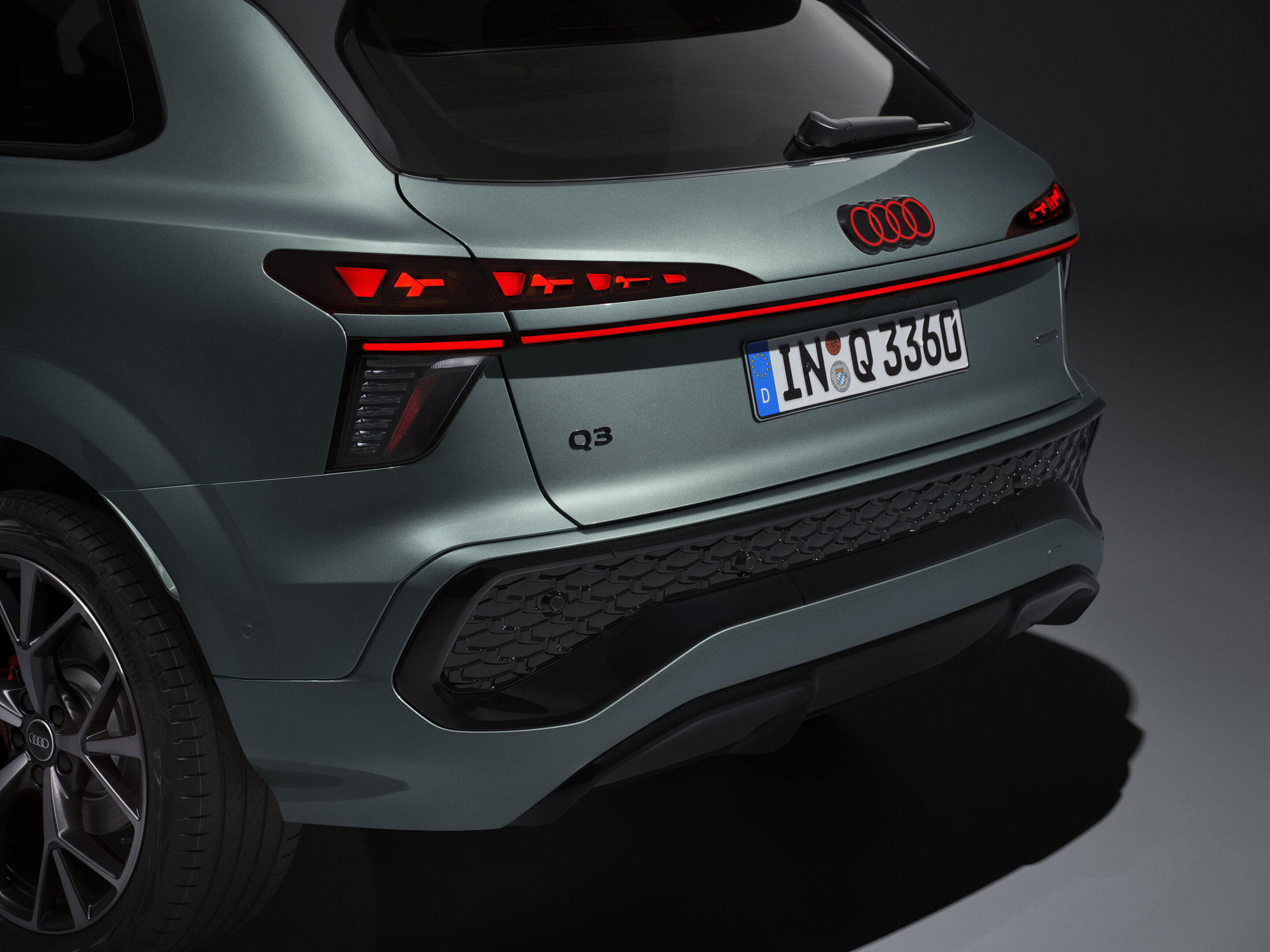 Audi Q3 SUV - Detail (Logobeleuchtung nur bei aktiviertem Abblendlicht oder Fernlicht),
Farbe: Salbeigrün