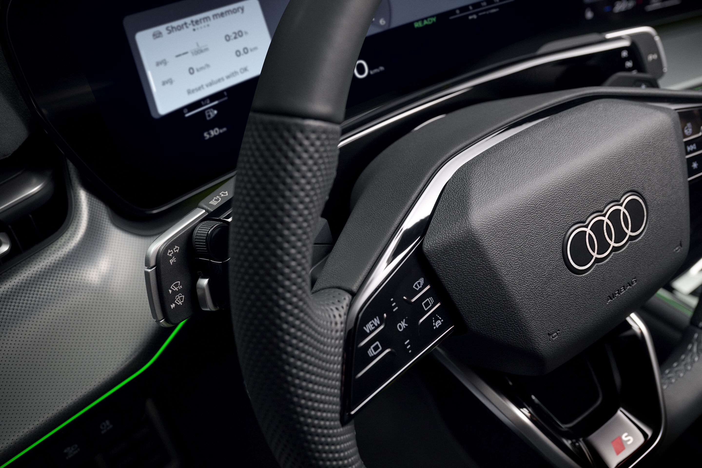 Audi Q3 SUV - Audi Q3, Studio-Interieuraufnahme, Lenkrad mit Lenkbedieneinheit