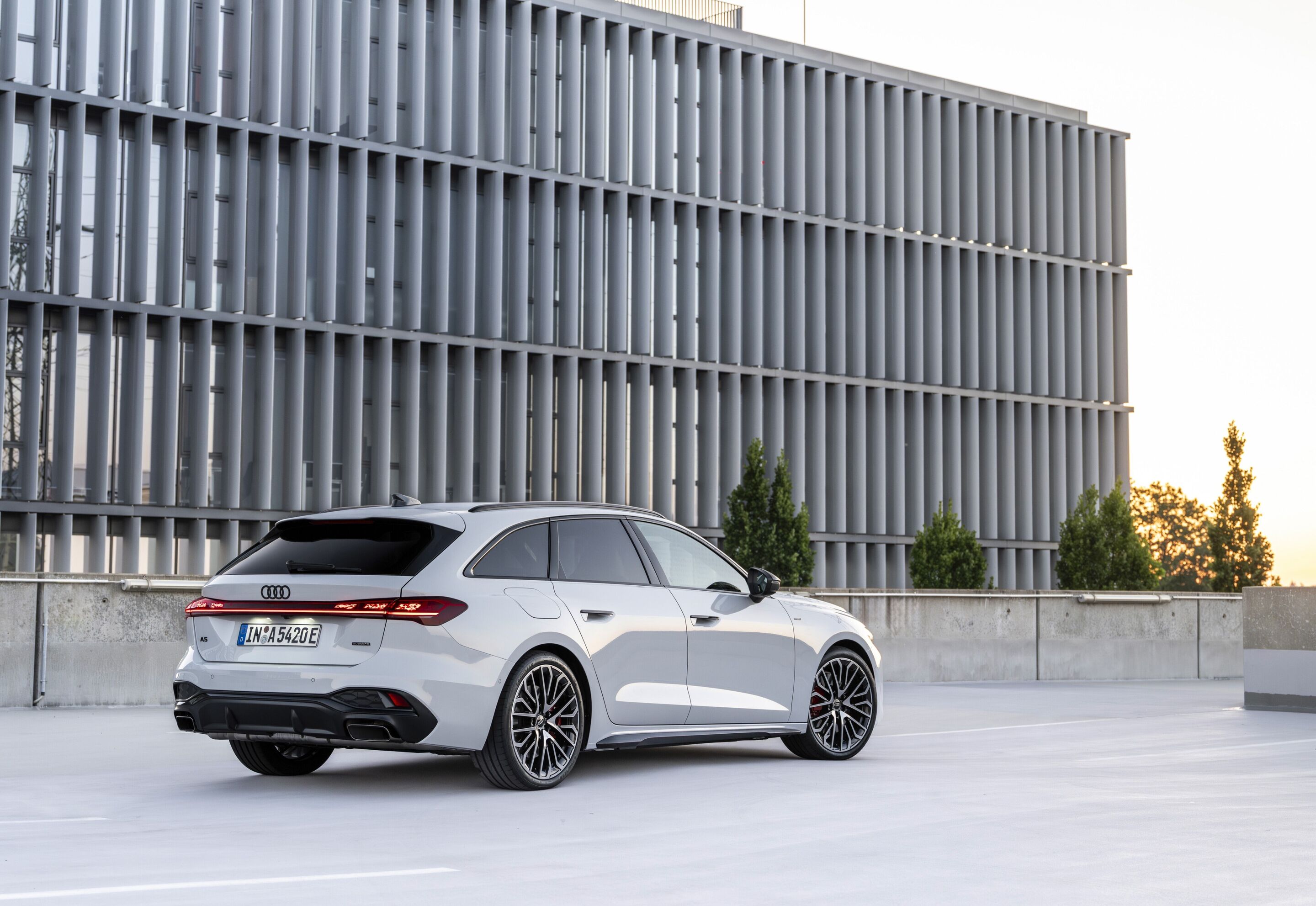 Audi A5 Avant e-hybrid quattro - Standaufnahme,
Farbe: Gletscherweiß
