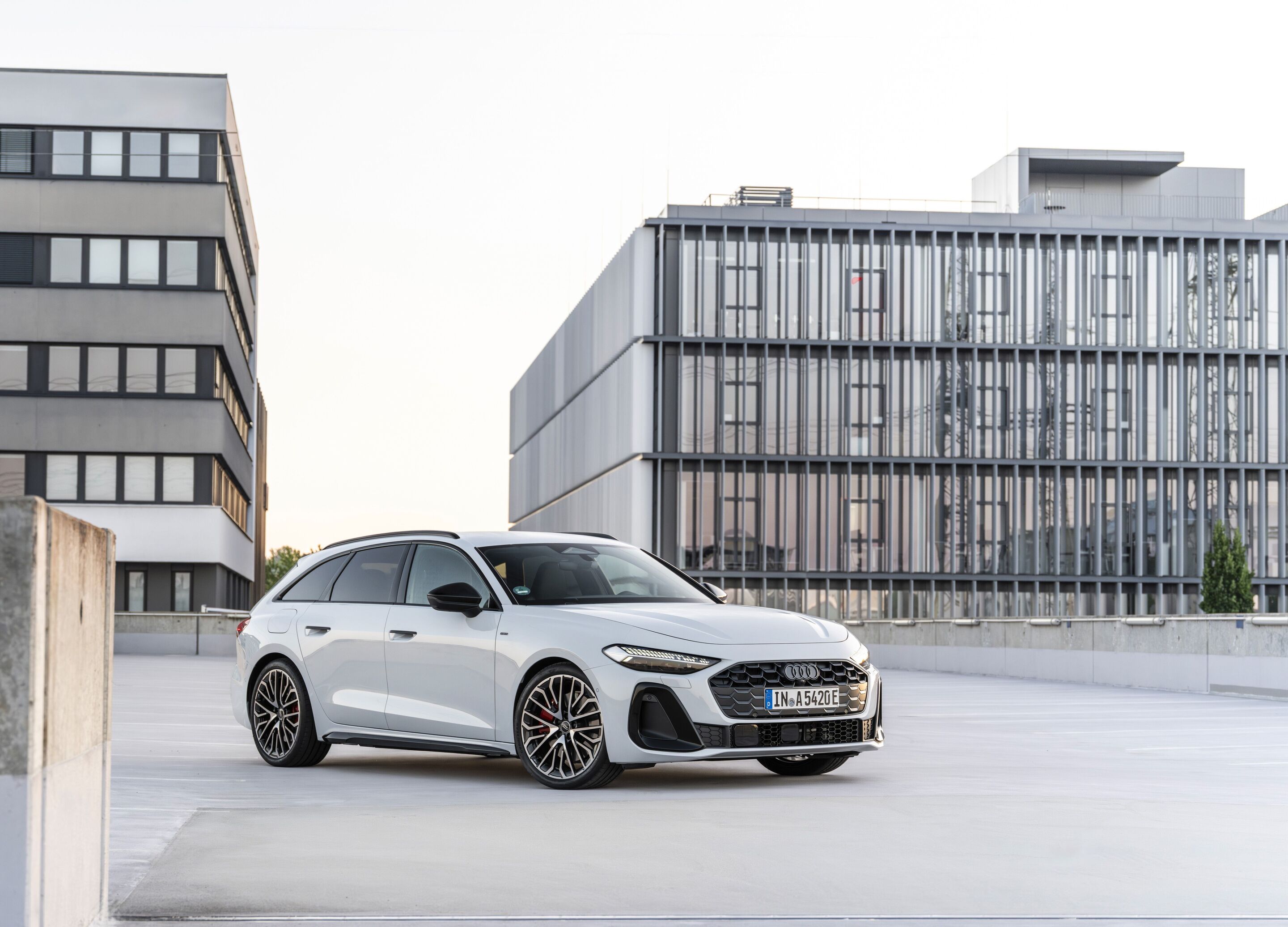 Audi A5 Avant e-hybrid quattro - Standaufnahme,
Farbe: Gletscherweiß
