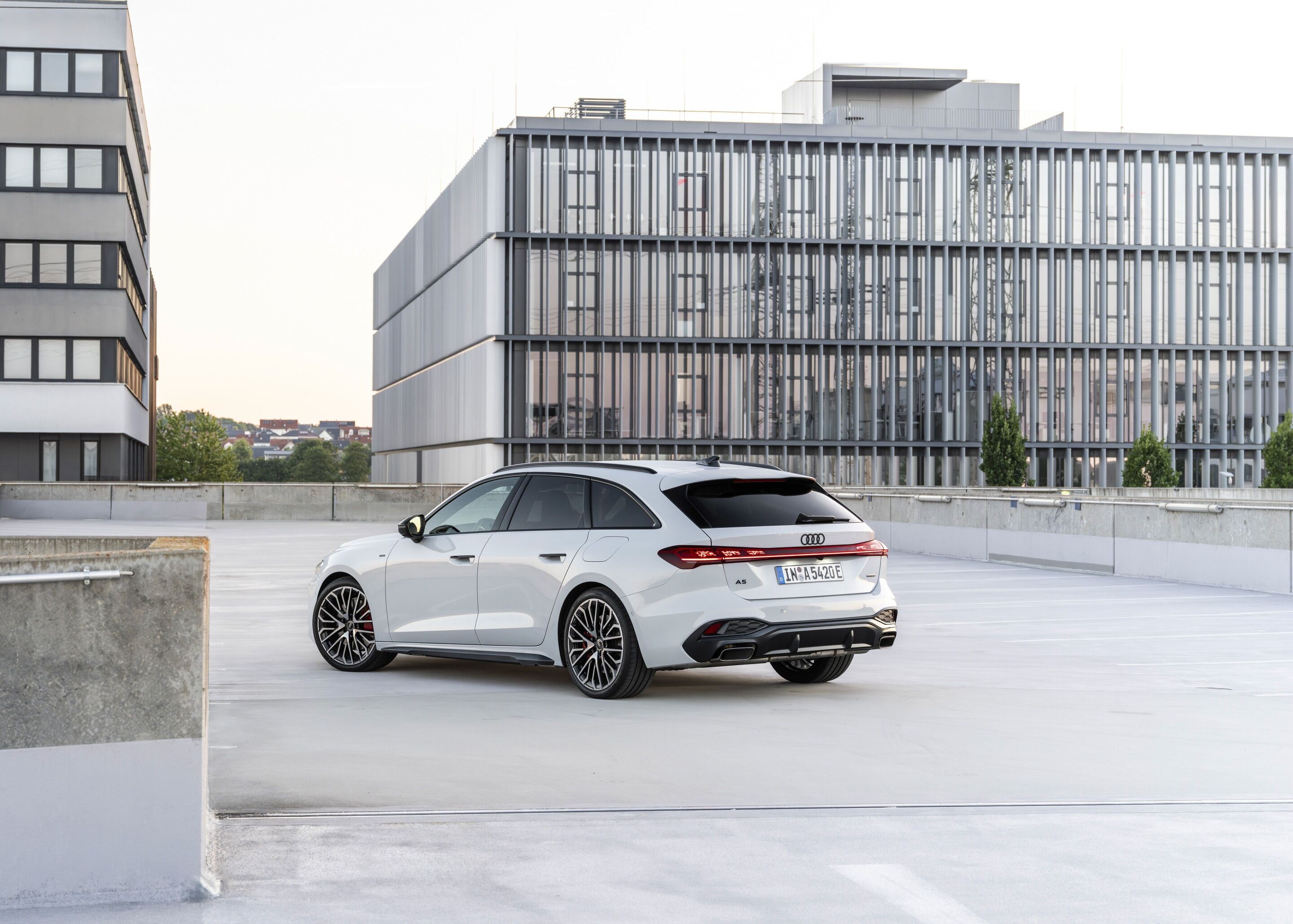 Audi A5 Avant e-hybrid quattro - Standaufnahme,
Farbe: Gletscherweiß