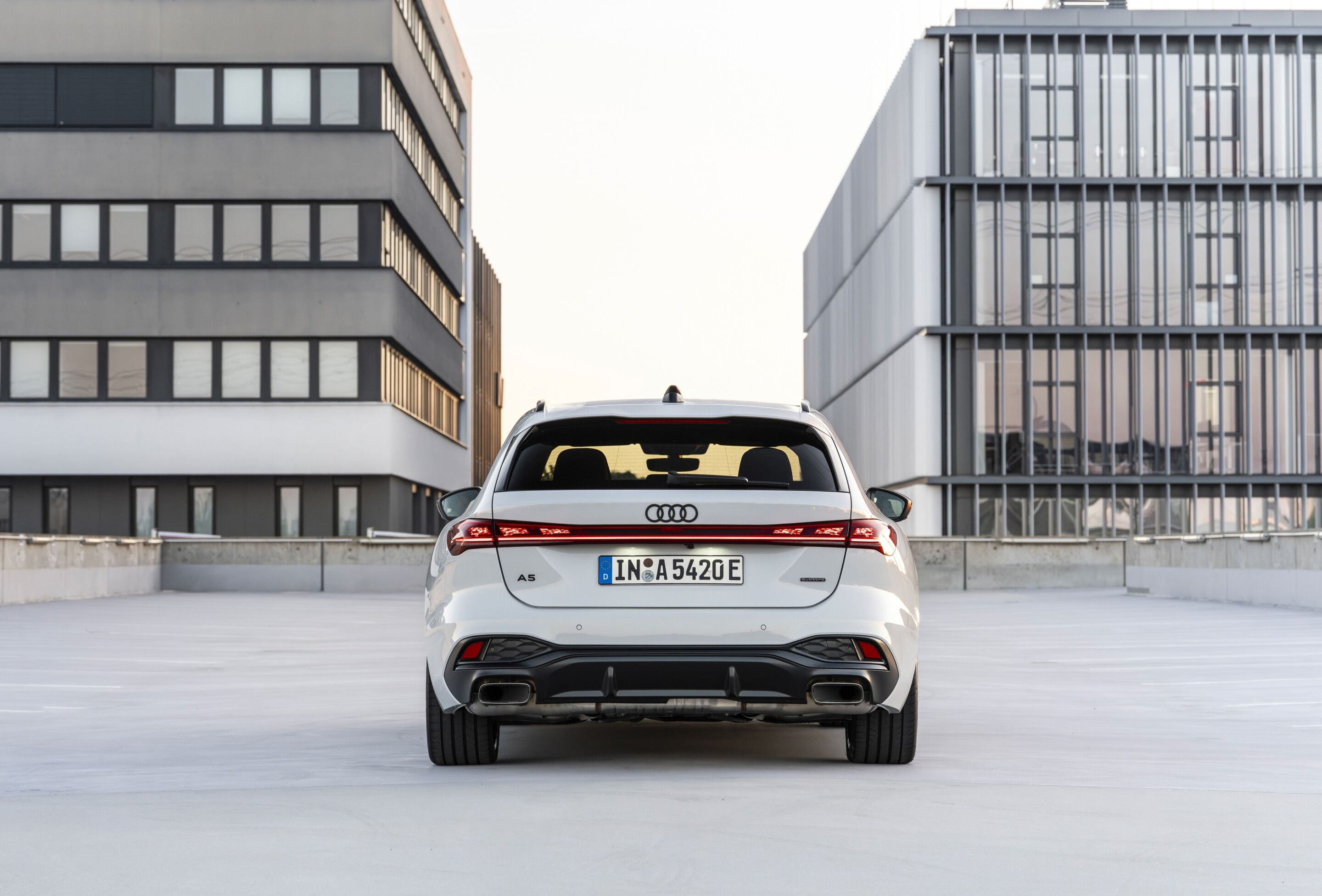 Audi A5 Avant e-hybrid quattro - Standaufnahme,
Farbe: Gletscherweiß