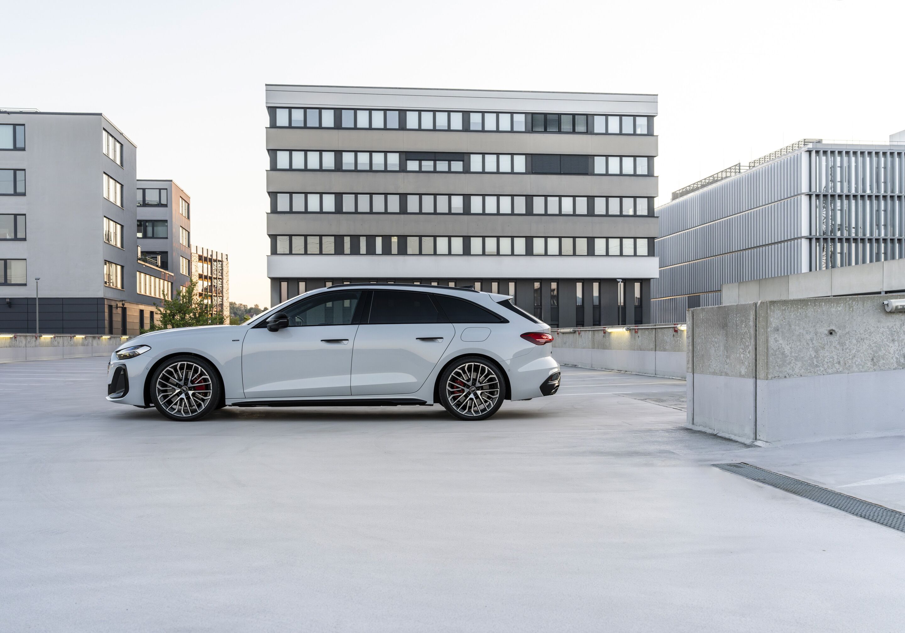 Audi A5 Avant e-hybrid quattro - Standaufnahme,
Farbe: Gletscherweiß